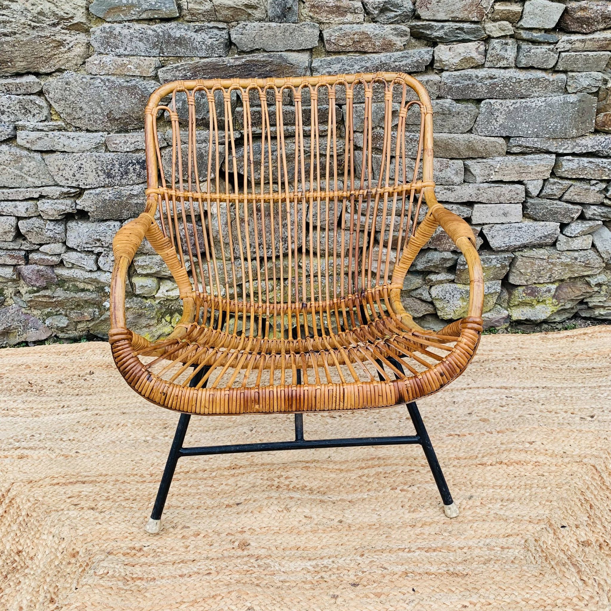 Fauteuil en rotin et piétement en métal noir 1960
