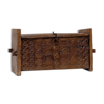 Coffre de rangement Nuristani antique sculpté à la main
