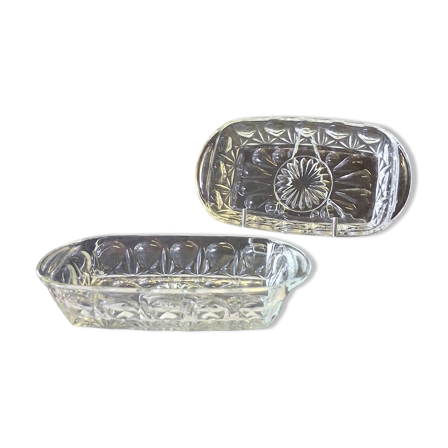 2 transparent glass ramekins with handles in very good condition.