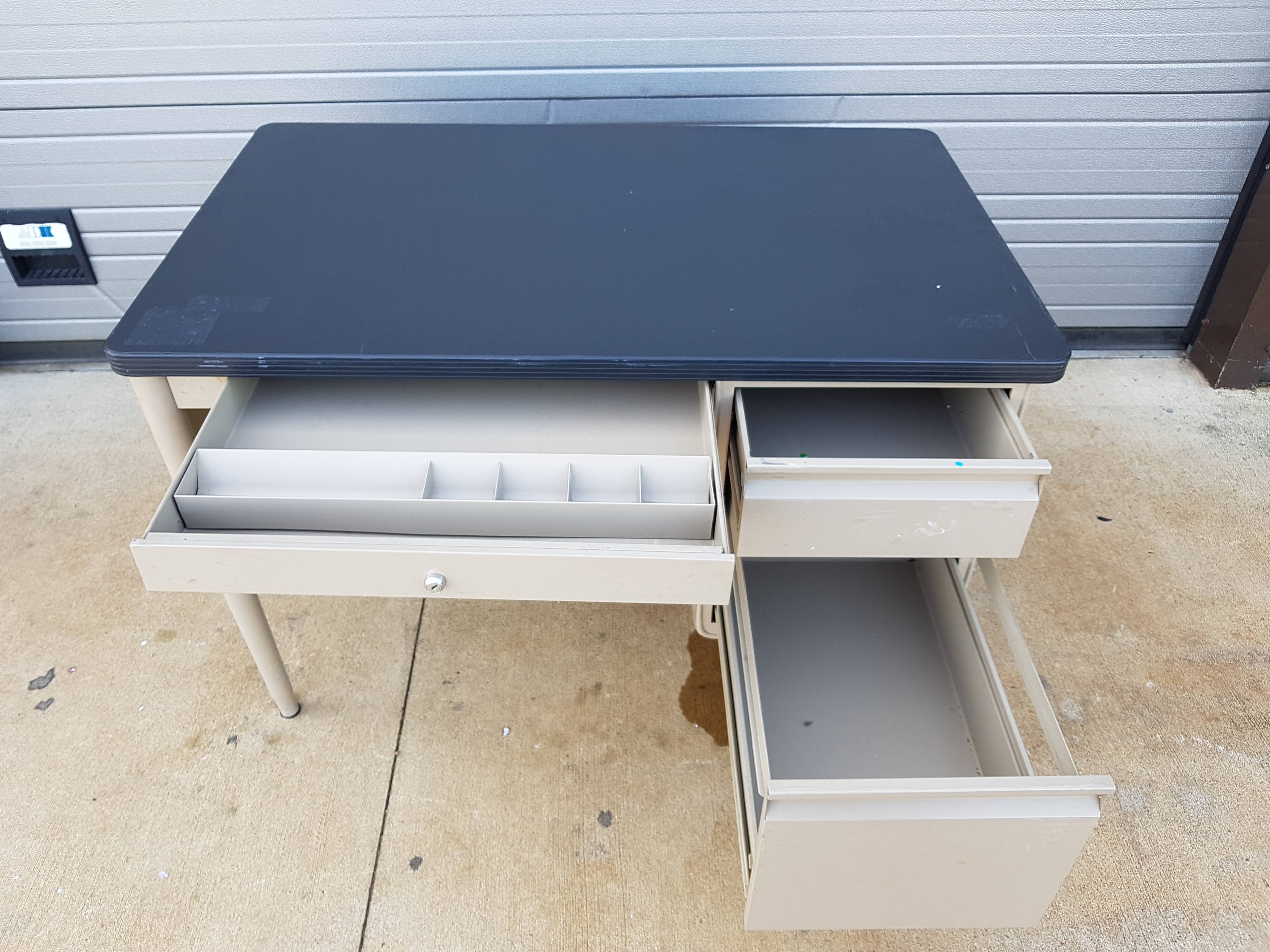 Workshop-type industrial desk