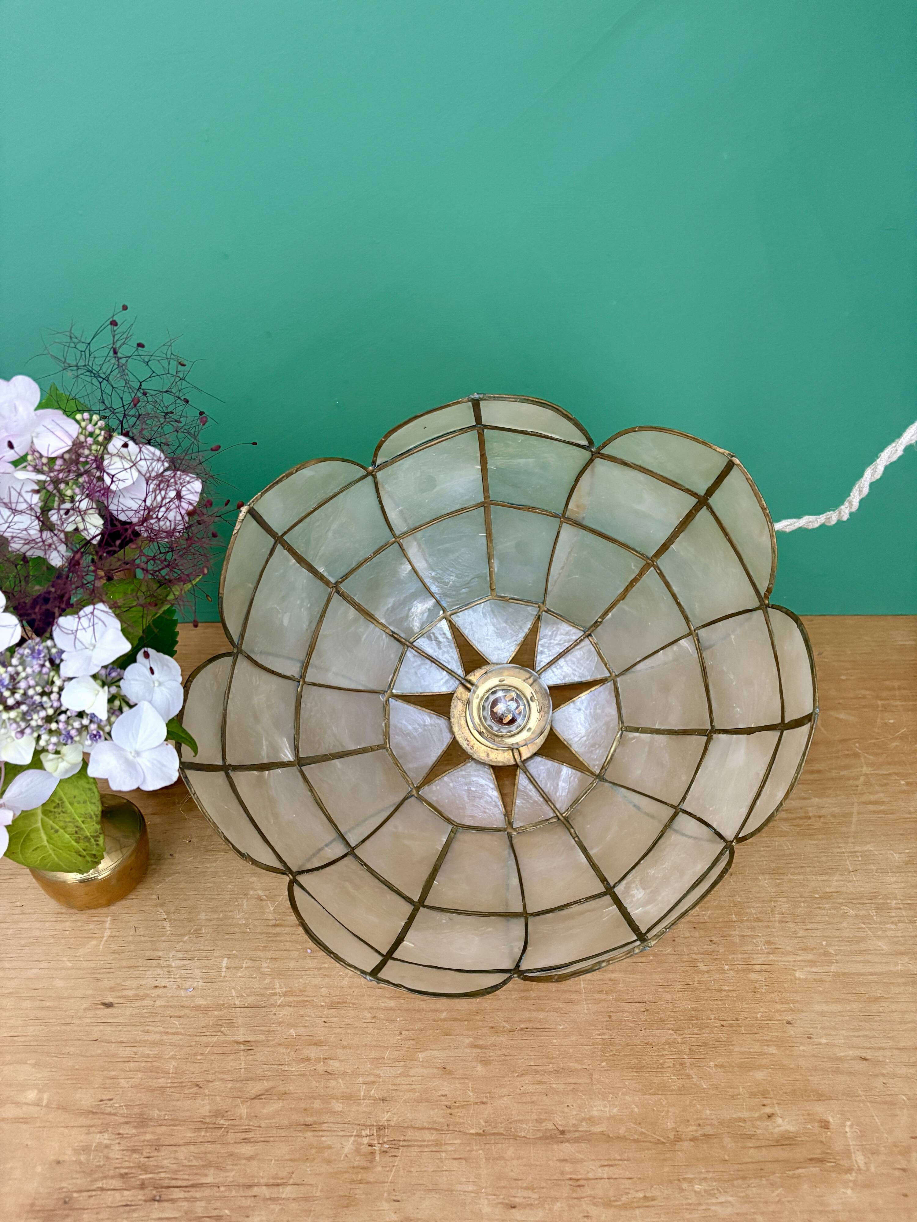 Vintage pendant light in mother-of-pearl and brass.