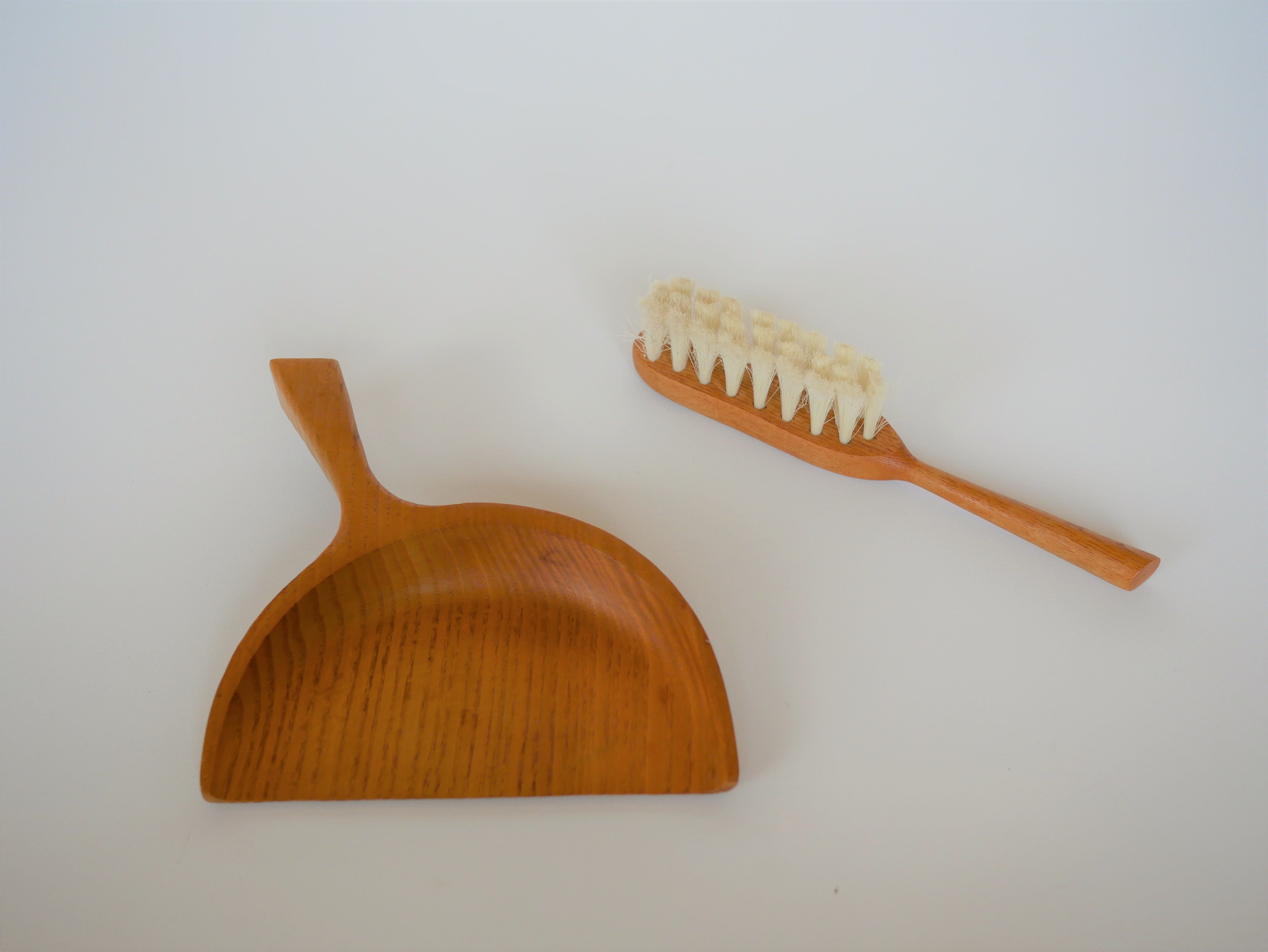 Wooden table shovel and sweeper