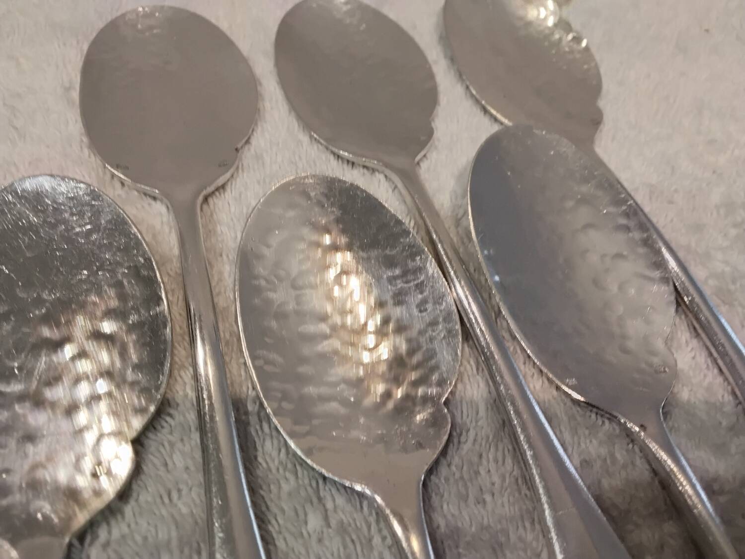 6 individual silver-plated metal sauce spoons with hammered baguette handles