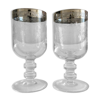 2 verres à pied à vin en verre ancien gravé et liseré argenté