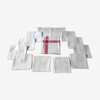 Nappe vintage et ses 10 serviettes damassées, brodées et monogrammées CM