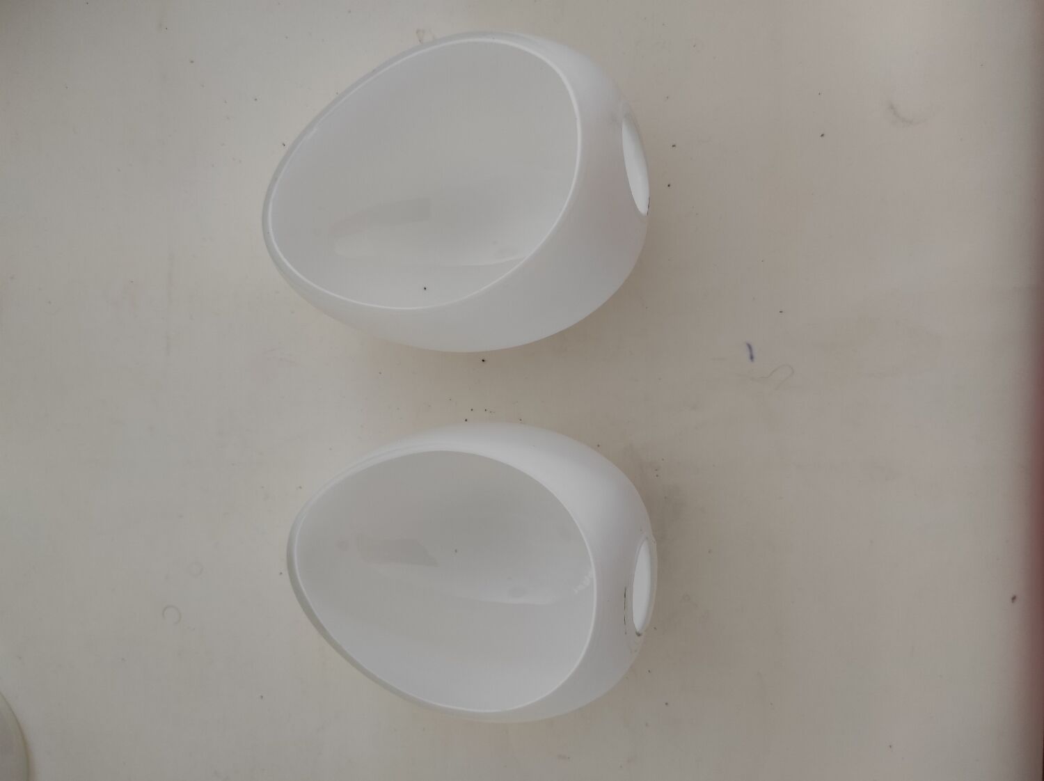 Lot de 2 demi-globes en opaline formeoeuf
