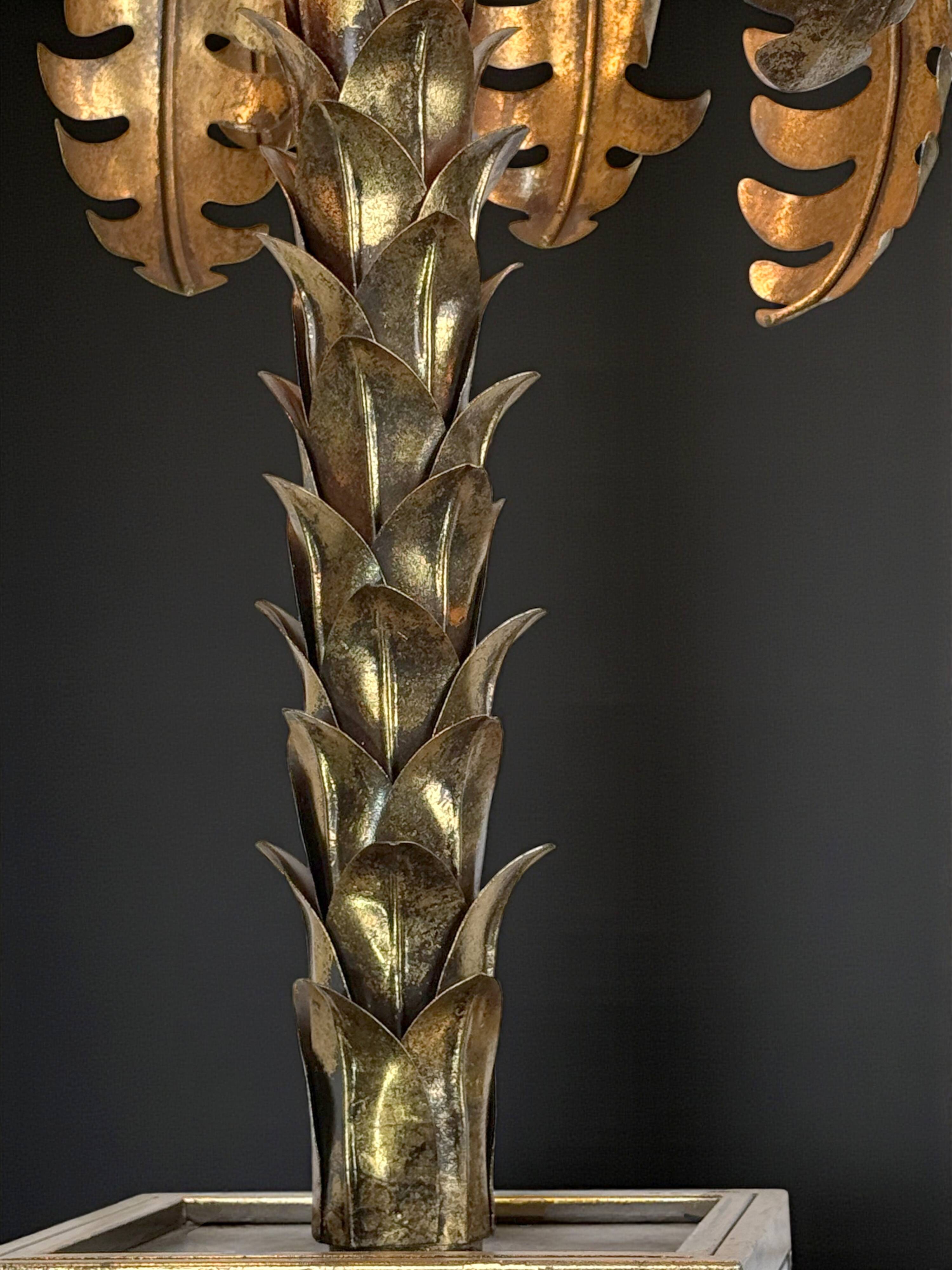 Lampe palmier en metal doré avec socle en plaque de verre style année 70