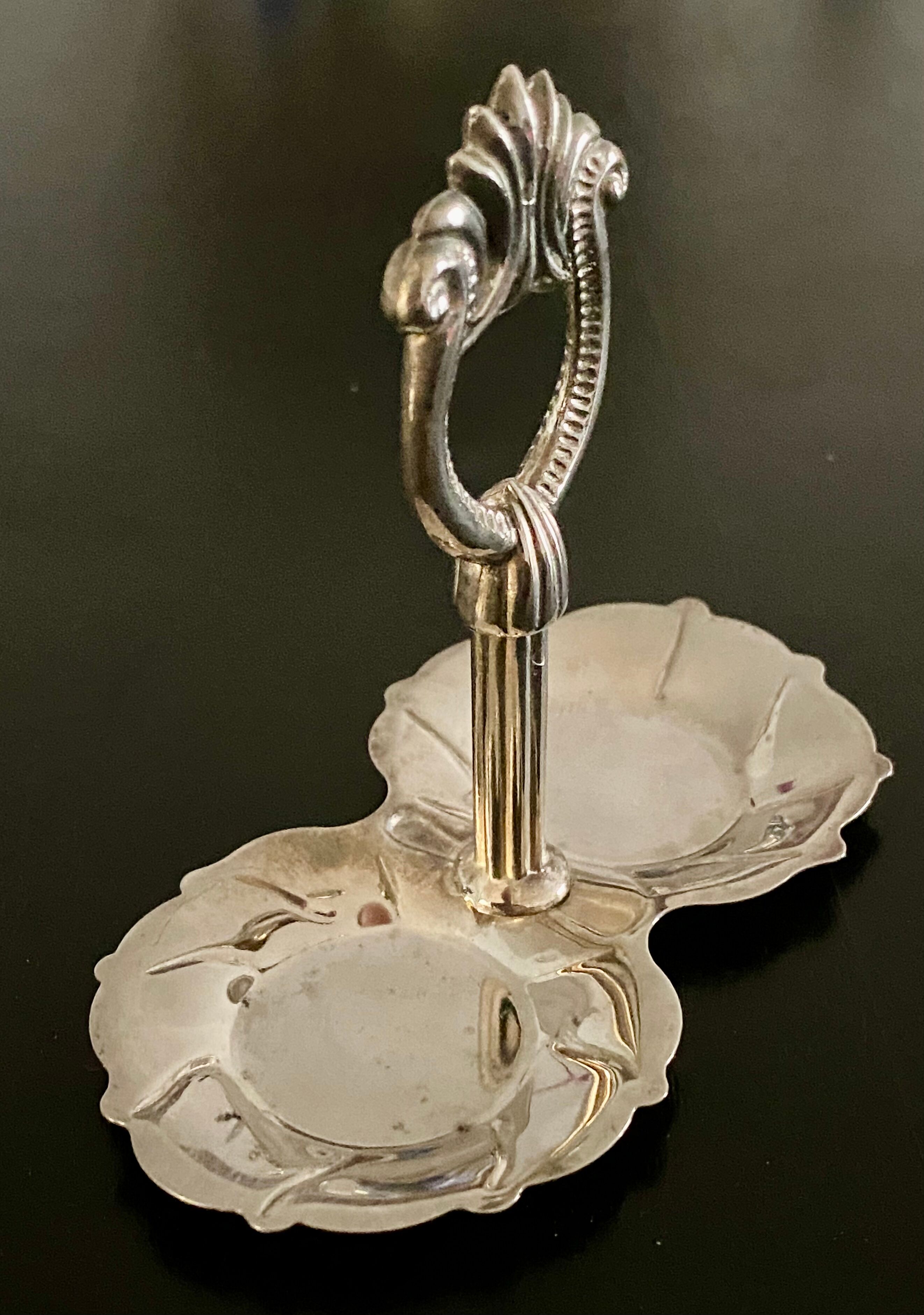 Duo salt shaker and pepper shaker 30s on display