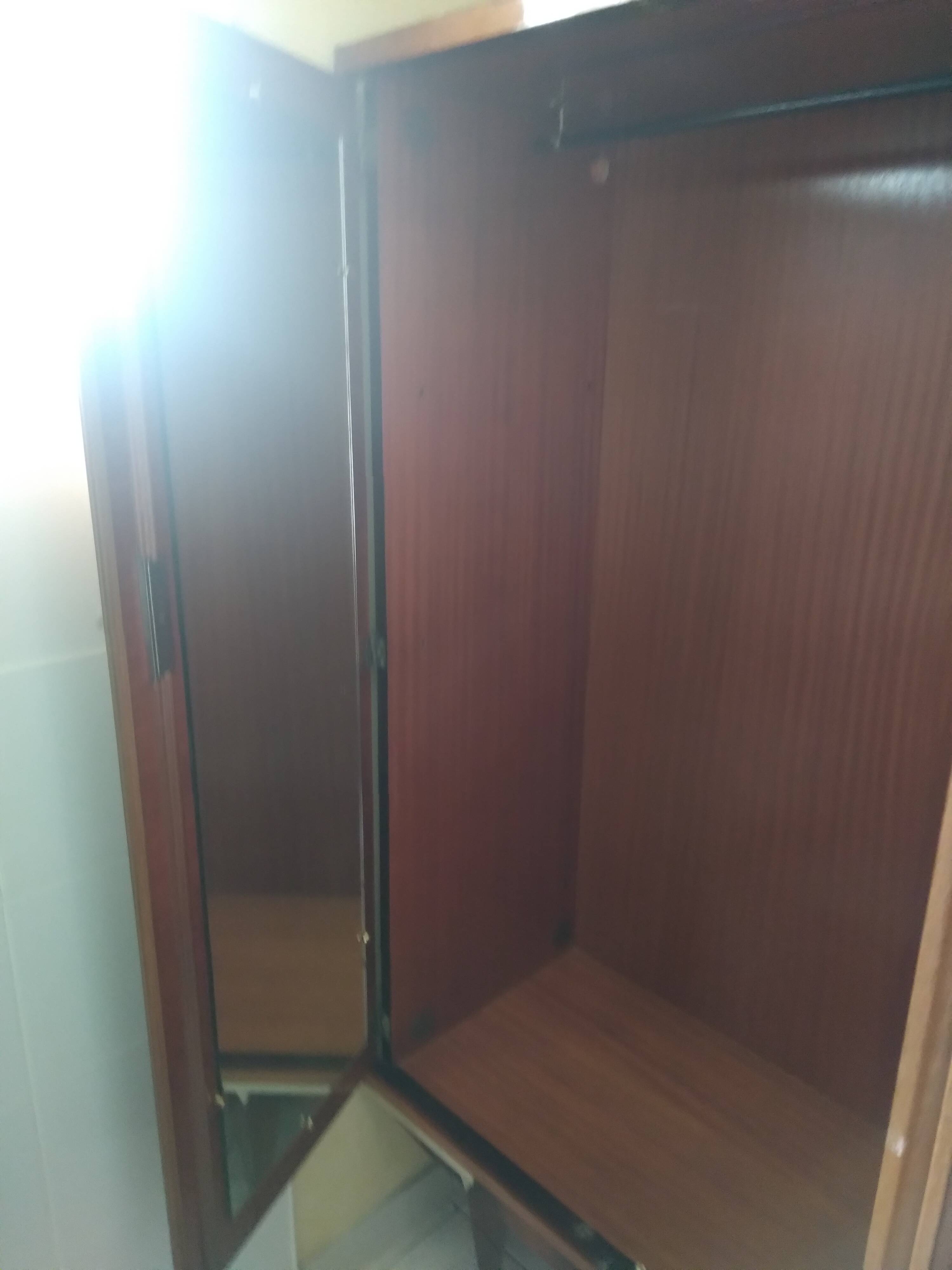 Armoire en bois palissandre laquée marqueterie