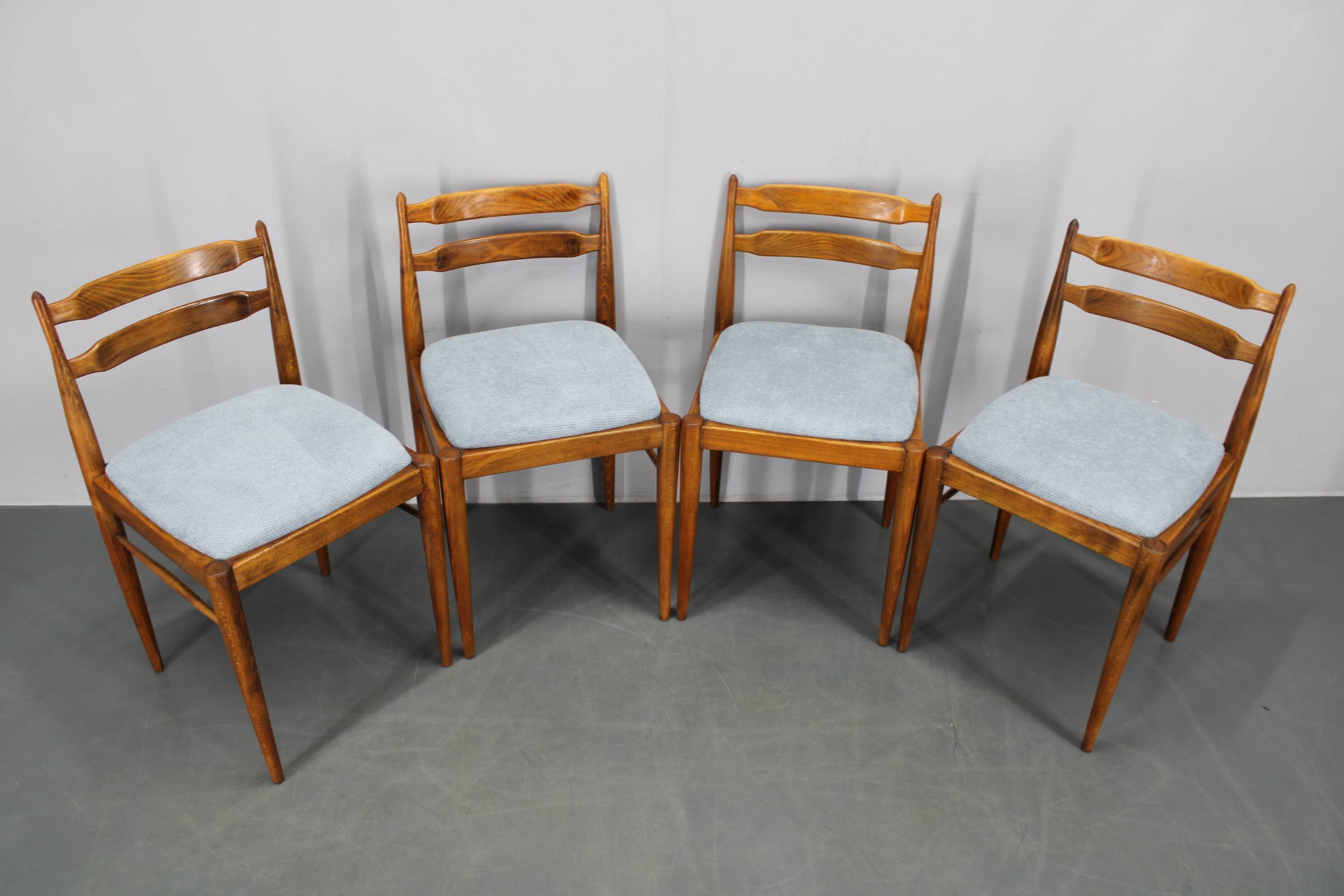 Ensemble de quatre chaises de salle à manger en hêtre rénovées, Tchécoslovaquie, années 1970