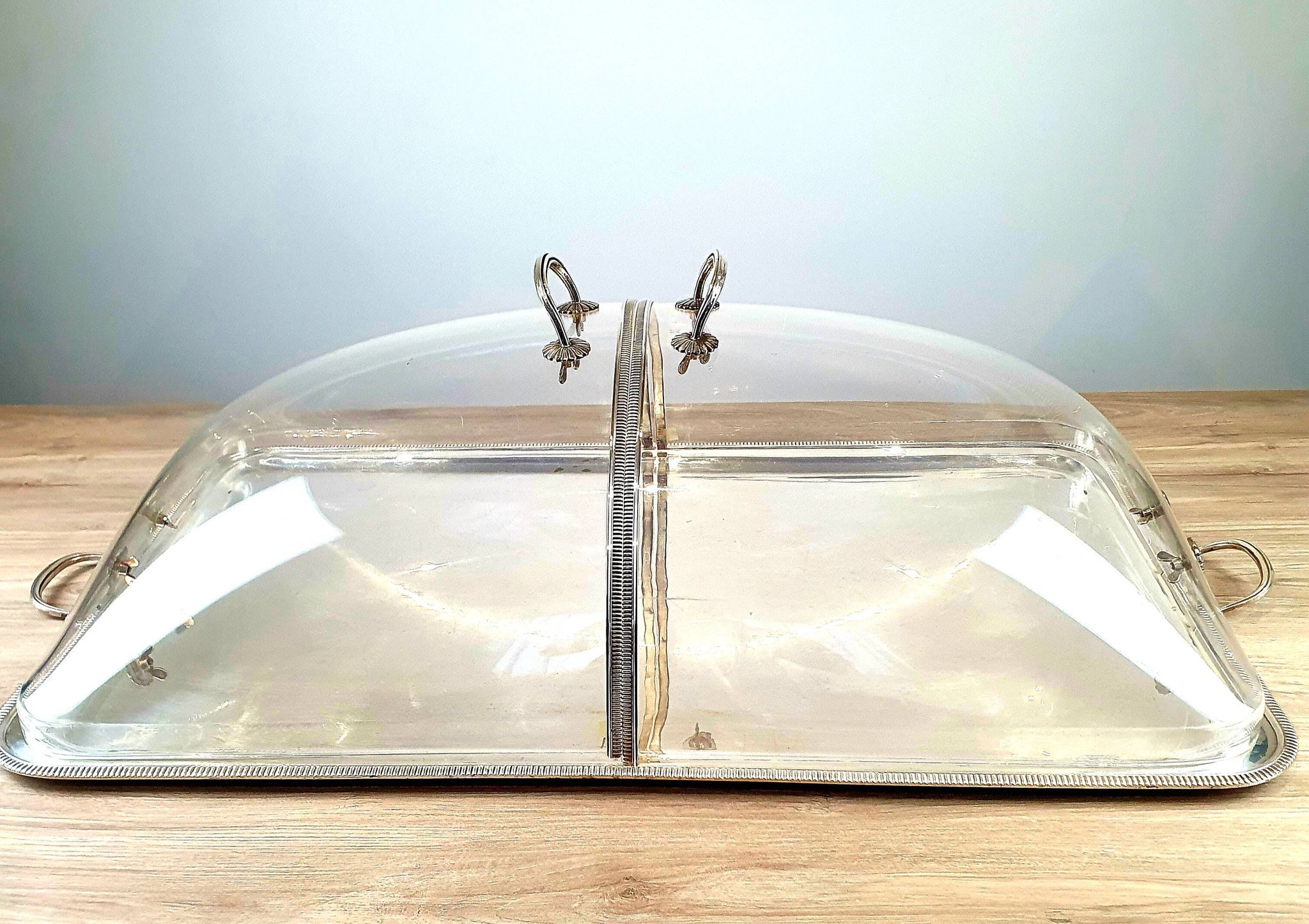 Large serving platter with lid, in silver metal.