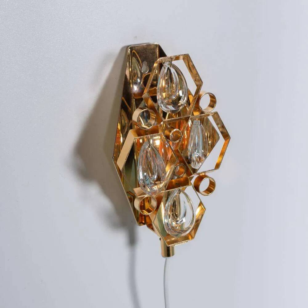 Vintage wall sconce in brass and crystal from the 1960s, Regency lamp in brass.