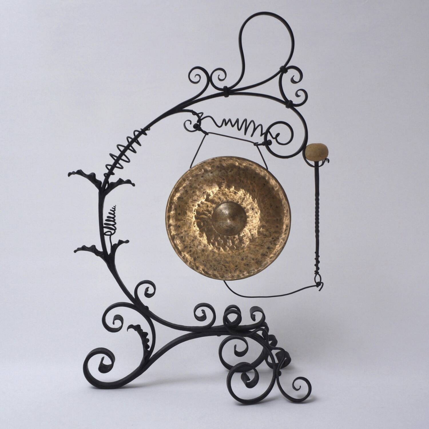 Gong antique géant Arts & Crafts, fer forgé et laiton, style Townshends, années 1890 environ, anglais