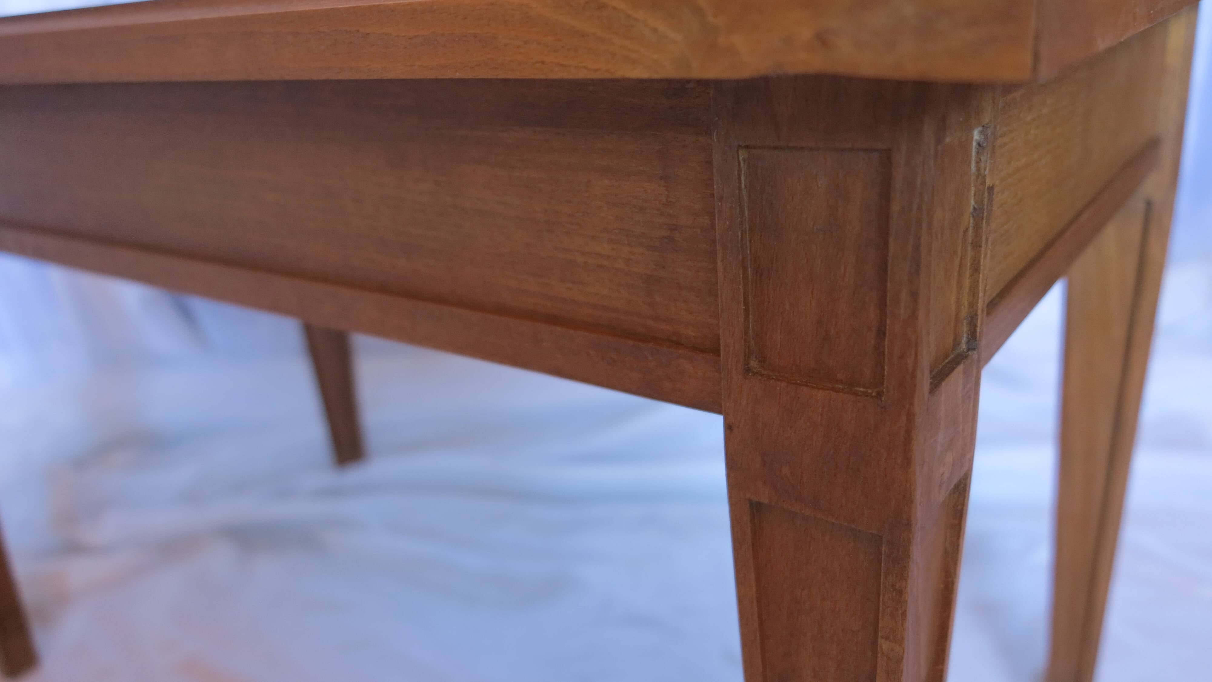 table basse de style Louis XVI bois naturel