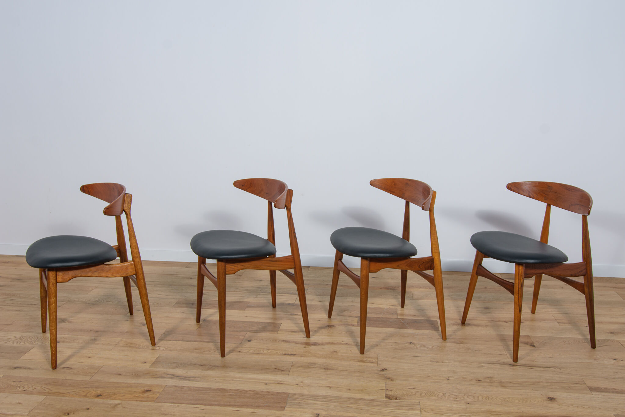 Mid century danish ch33 dining chairs by Hans J. Wegner for Carl Hansen & søn, set of 4