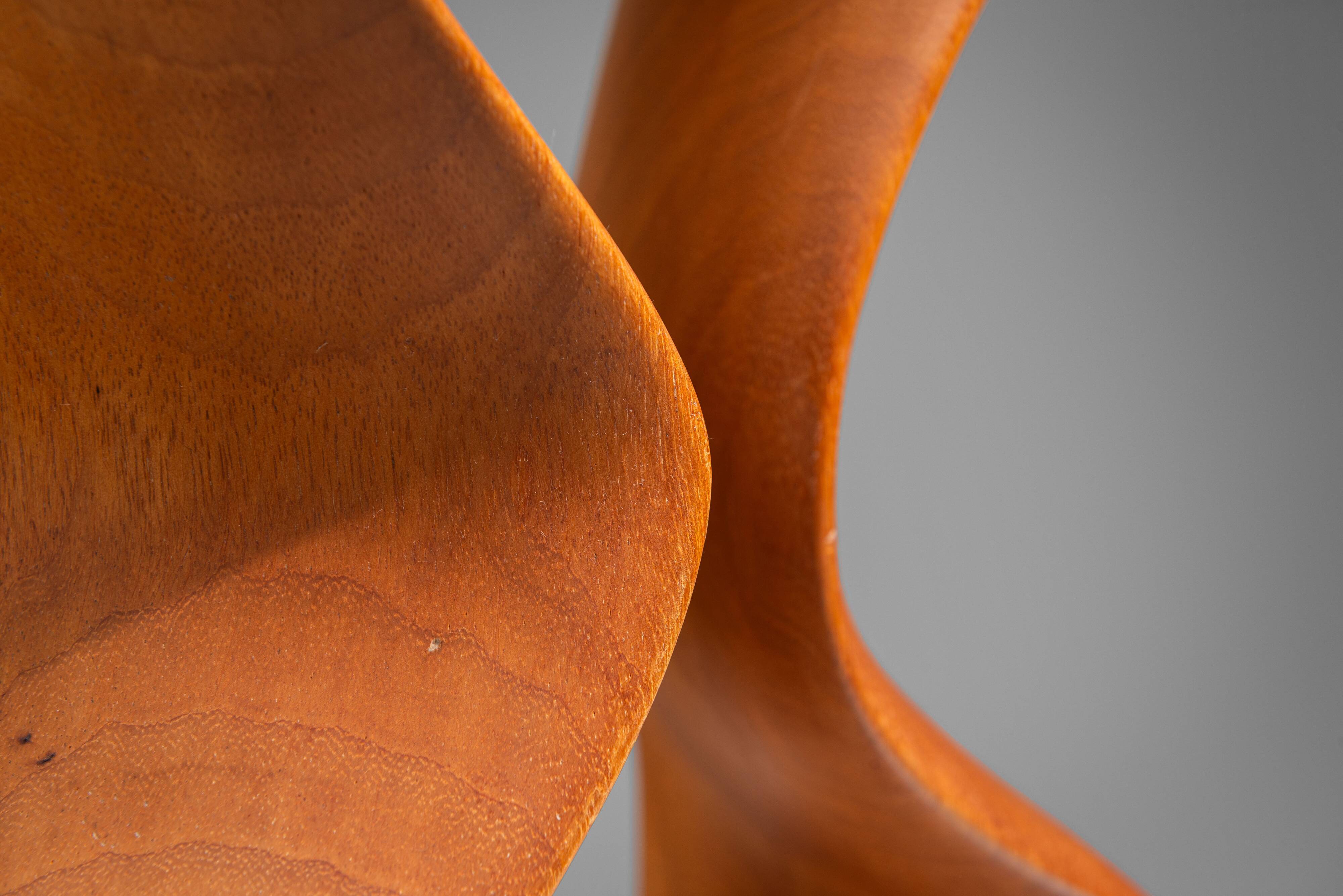 Sculpture abstraite avec des courbes organiques fluides.