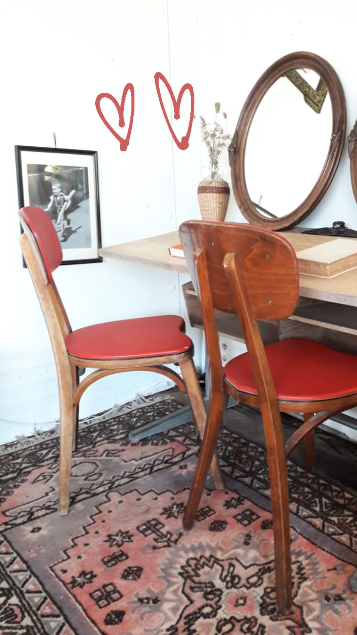 Lot of 2 wooden chairs and red skai