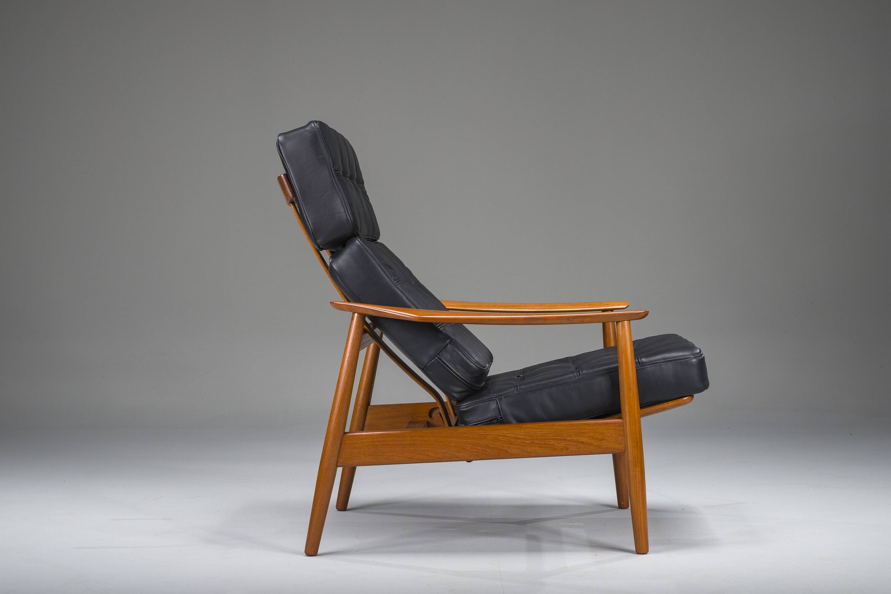 Mid-Century Modern FD 164 Armchair in Teak and Black Leather by Arne Vodder