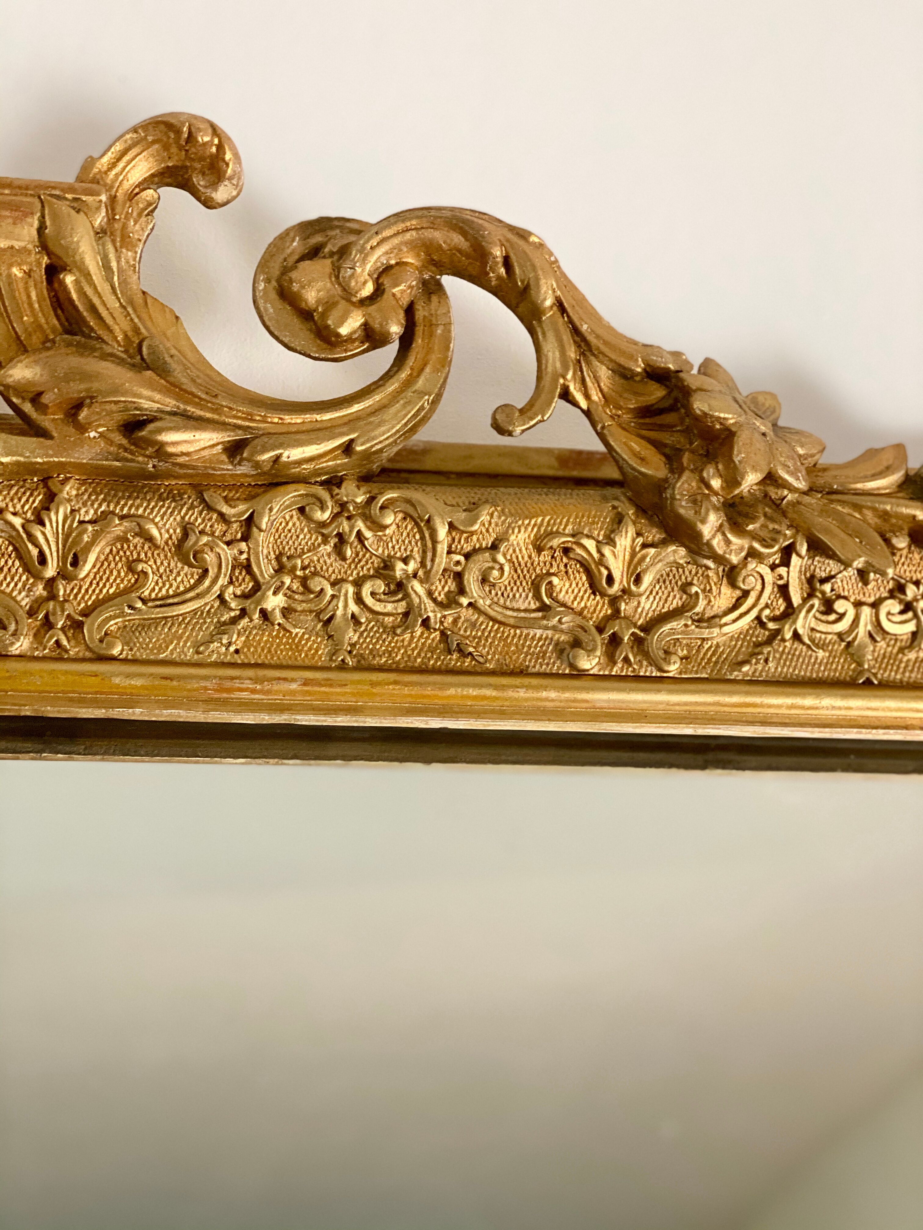 Miroir ancien Louis Philippe doré à fronton