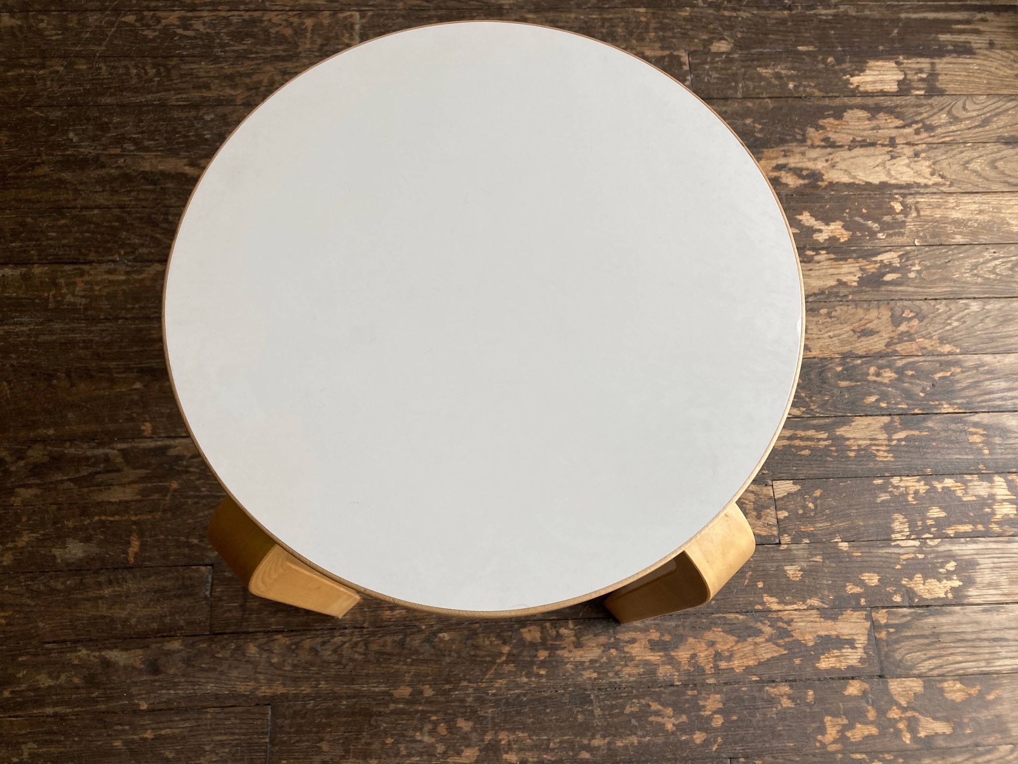 Tabouret Alvar Aalto e60 édition Artek mélamine blanche