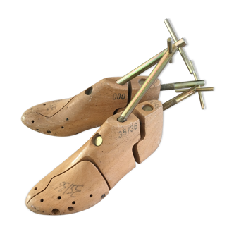 Wood shoe trees