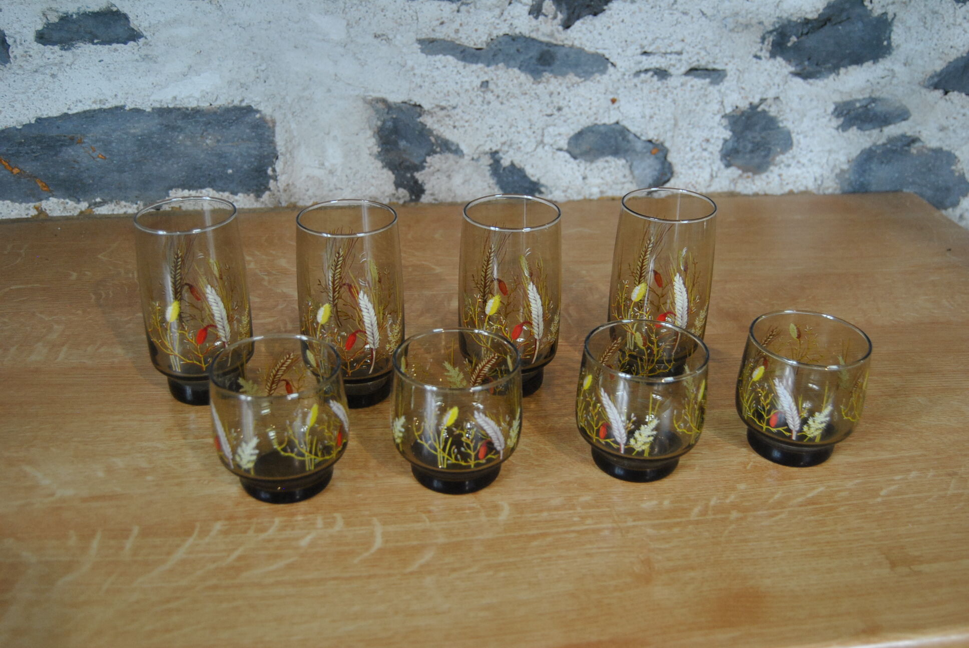 Set of 8 smoked glasses with 70s patterns