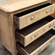 Ancienne commode trois tiroirs en chêne massif brut