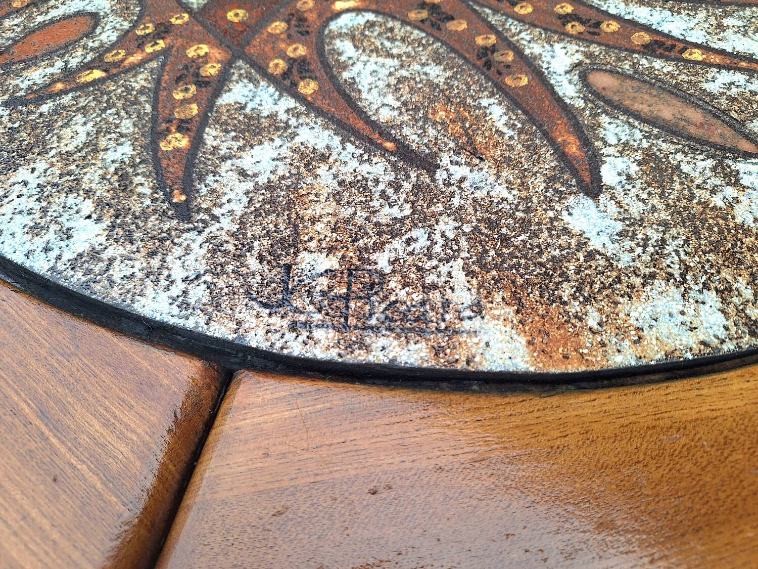 Table basse vintage en orme et céramique