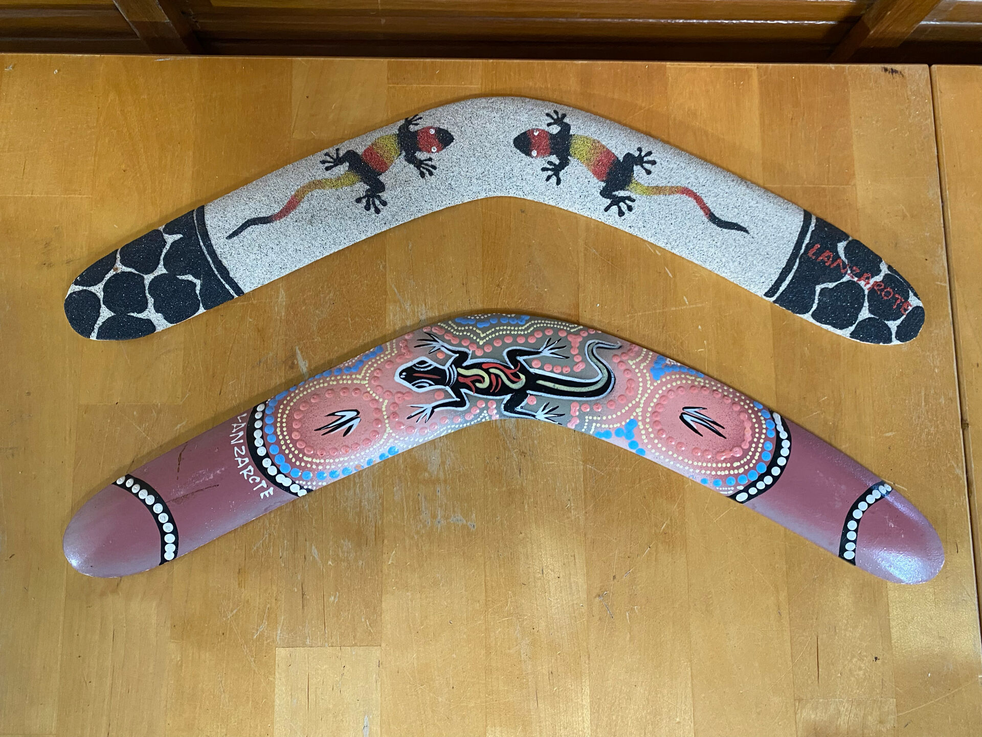 Paire boomerangs lanzarote bois peint lézards aborigène vintage
