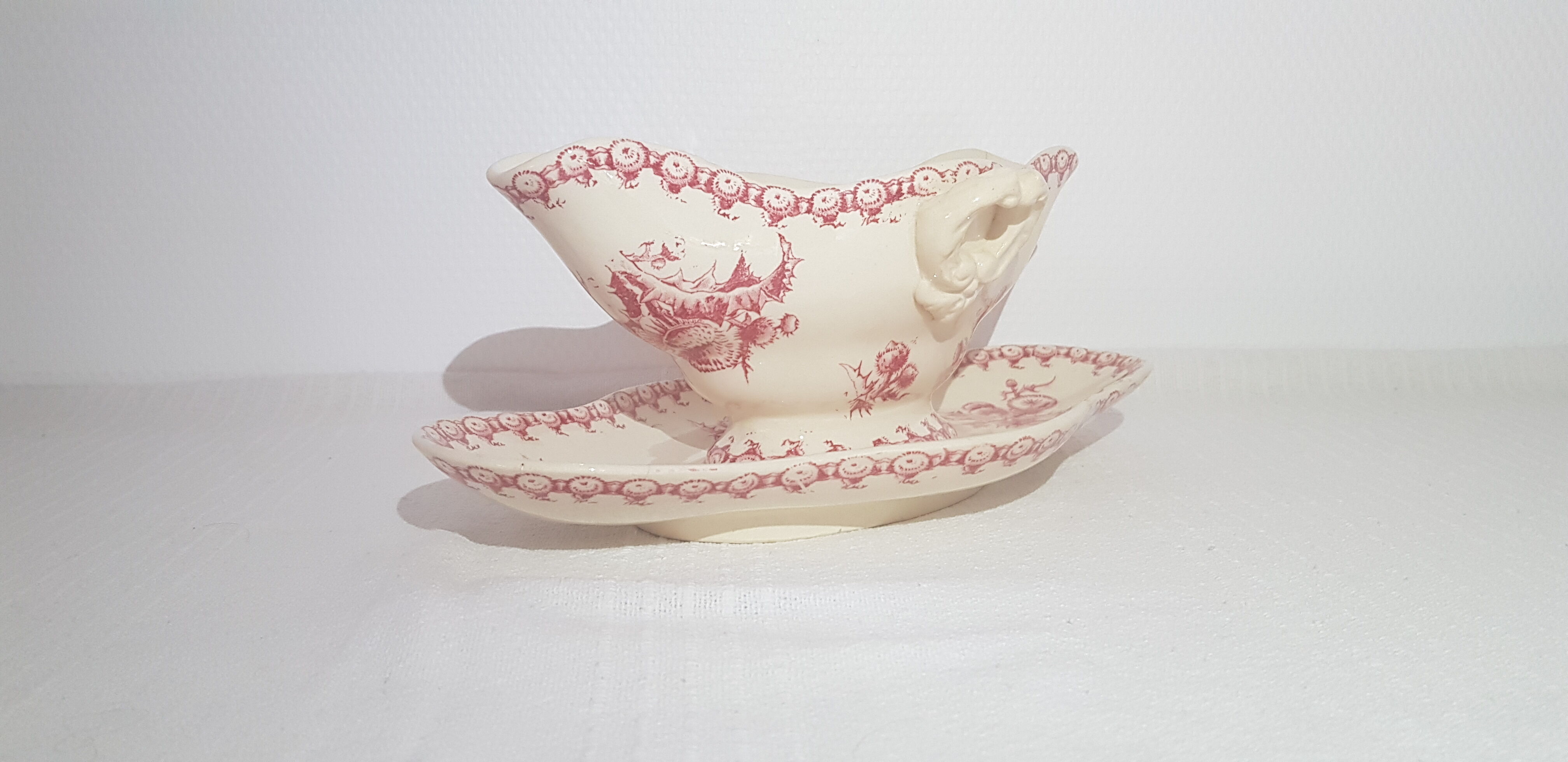 Saucière in opaque porcelain of Gien model thistles, iron earth.