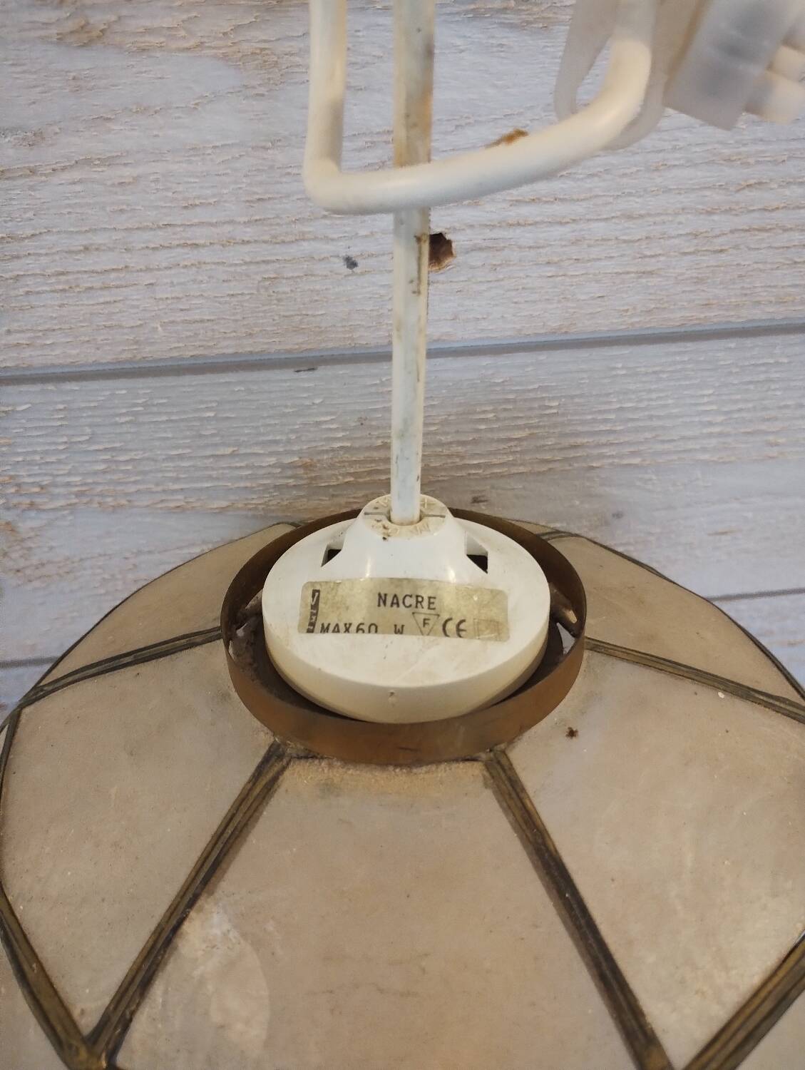 Mother-of-pearl suspension