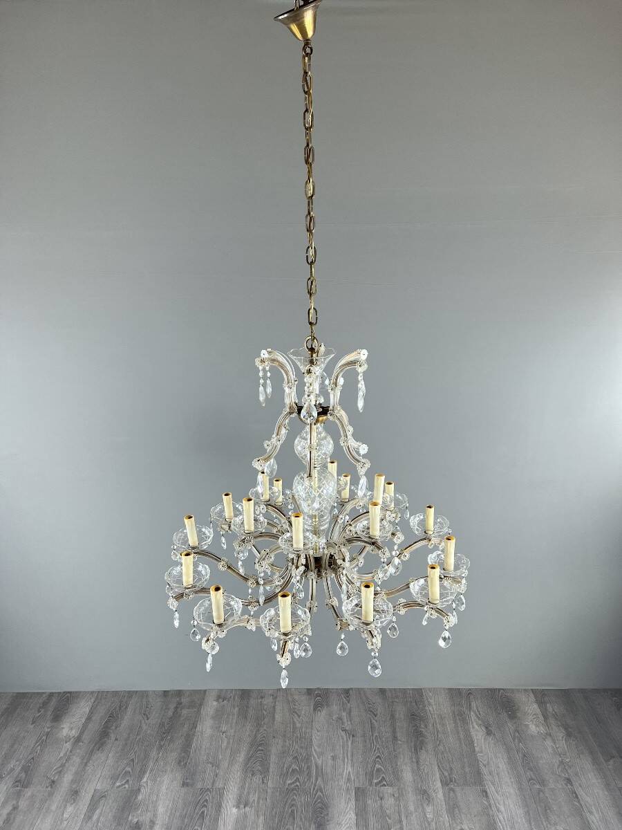 Large crystal chandelier with pendants, Louis XV style, 20th century.