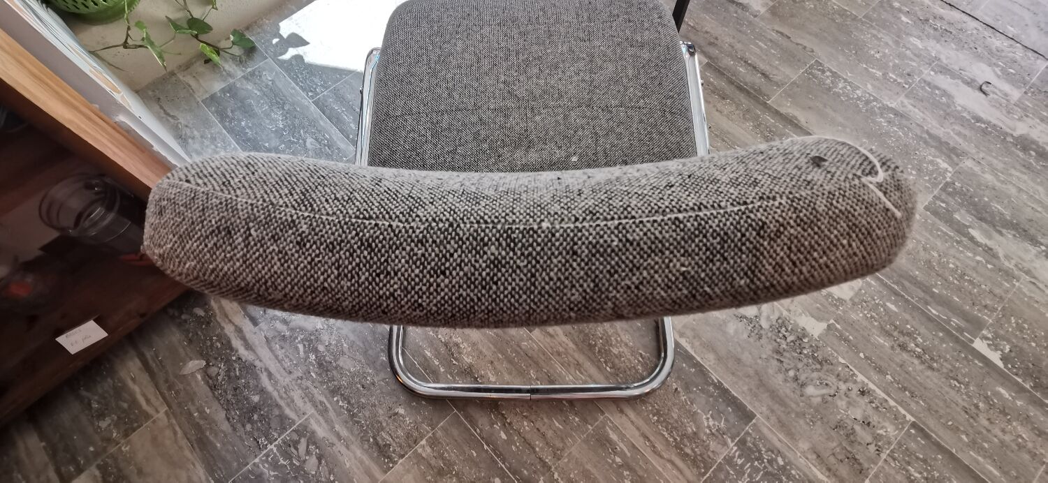 Paire de fauteuils gris pieds chromés