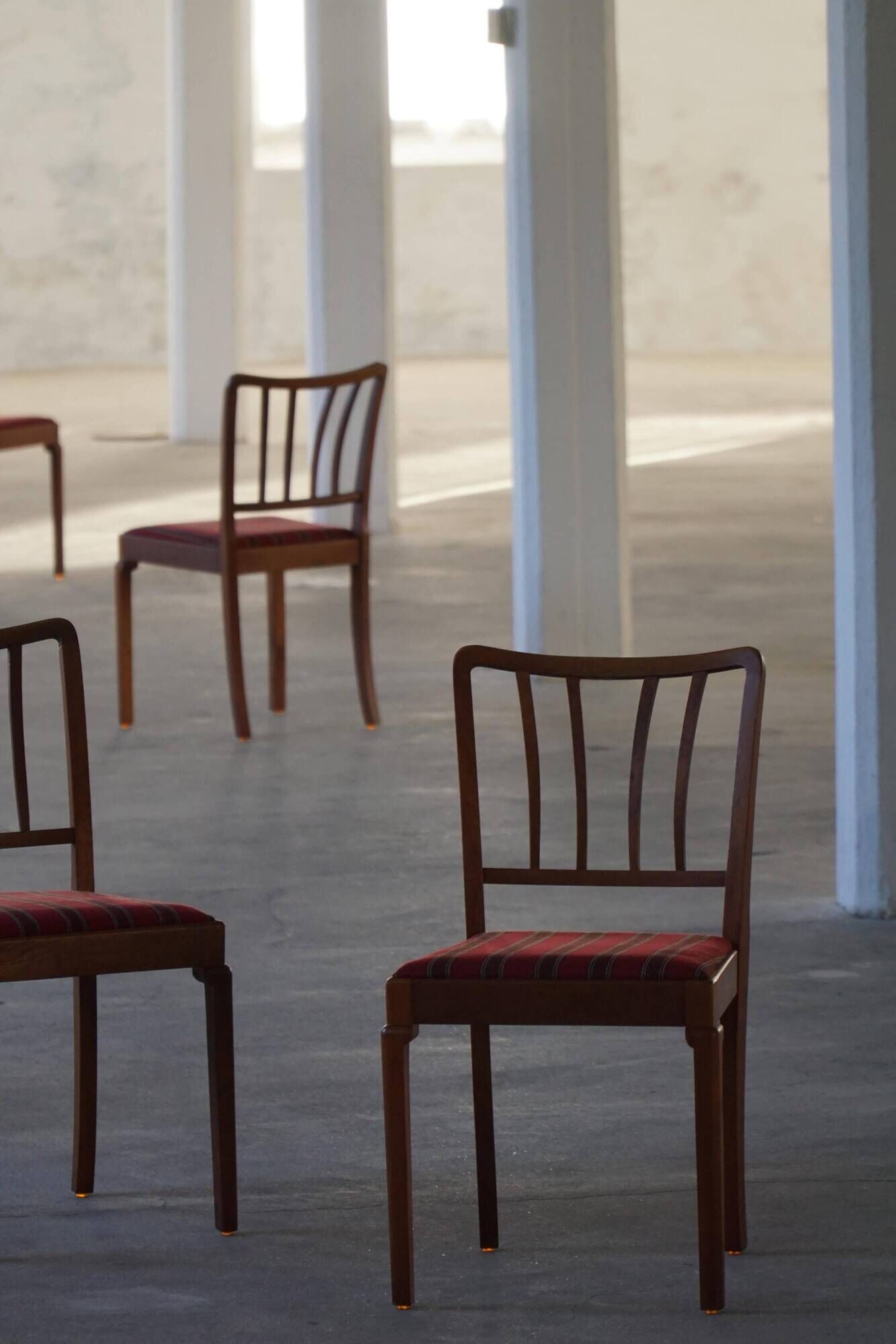 Set of 6 classic modern Danish dining chairs, in oak with upholstered seats, 1950s.