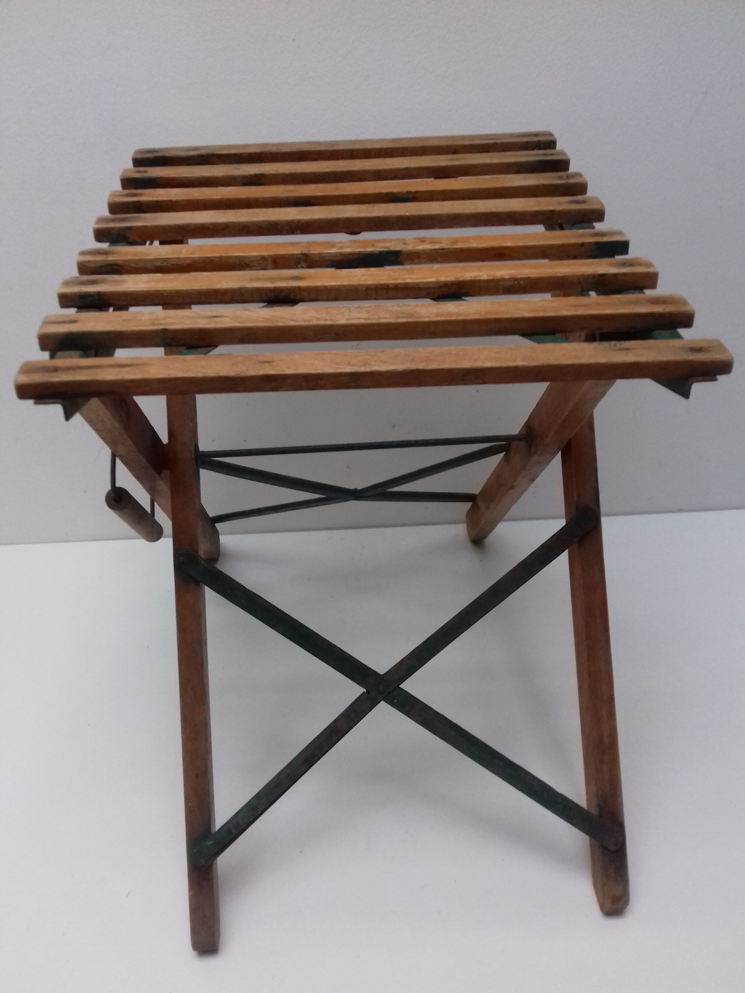 Wooden folding stool "eureka"