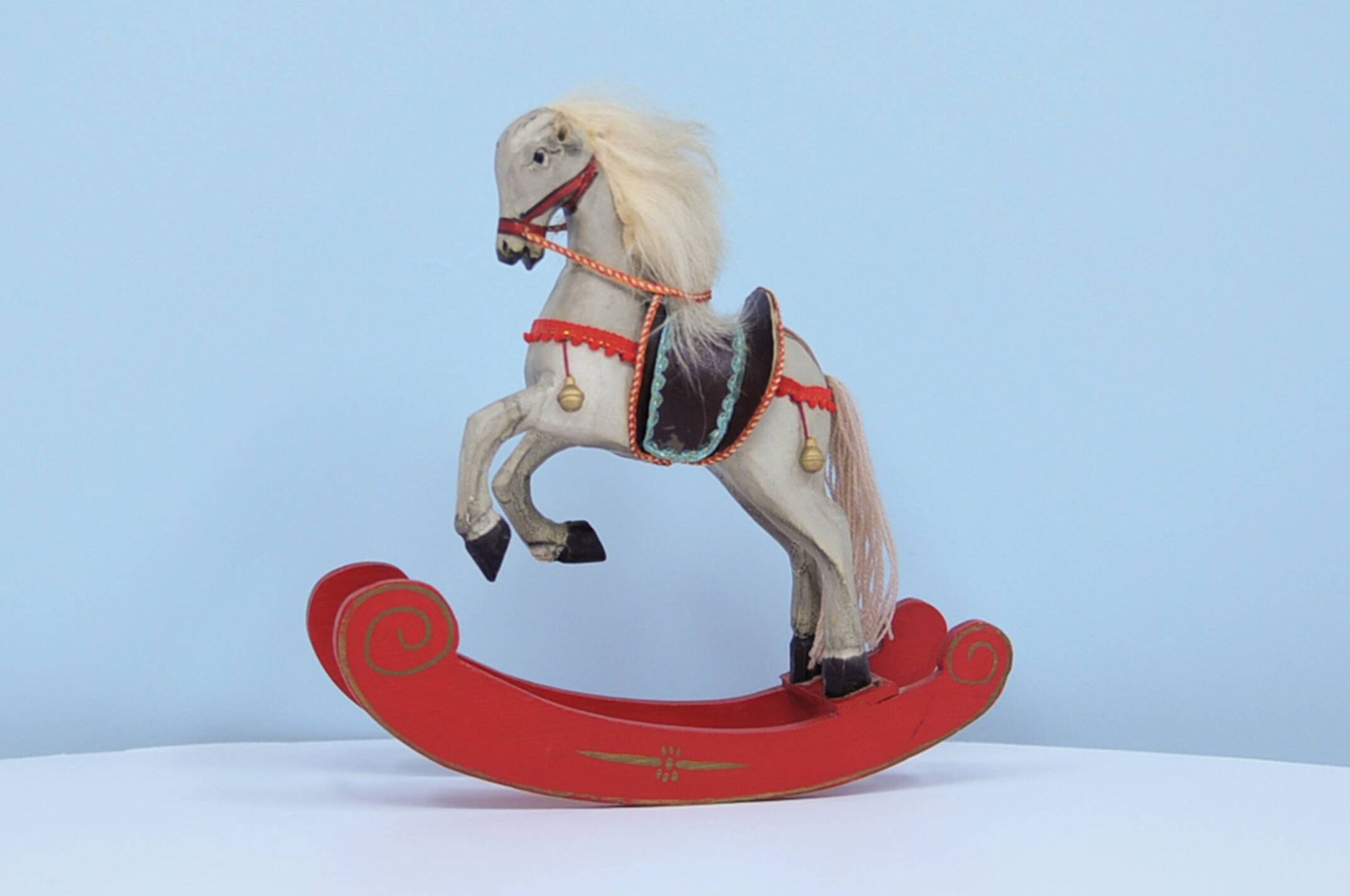 cheval à bascule en bois de couleur vintage