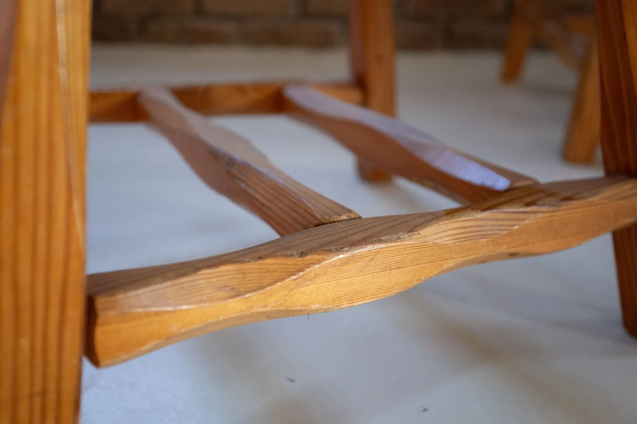 Set of four sculptural pine dining chairs – 1970s