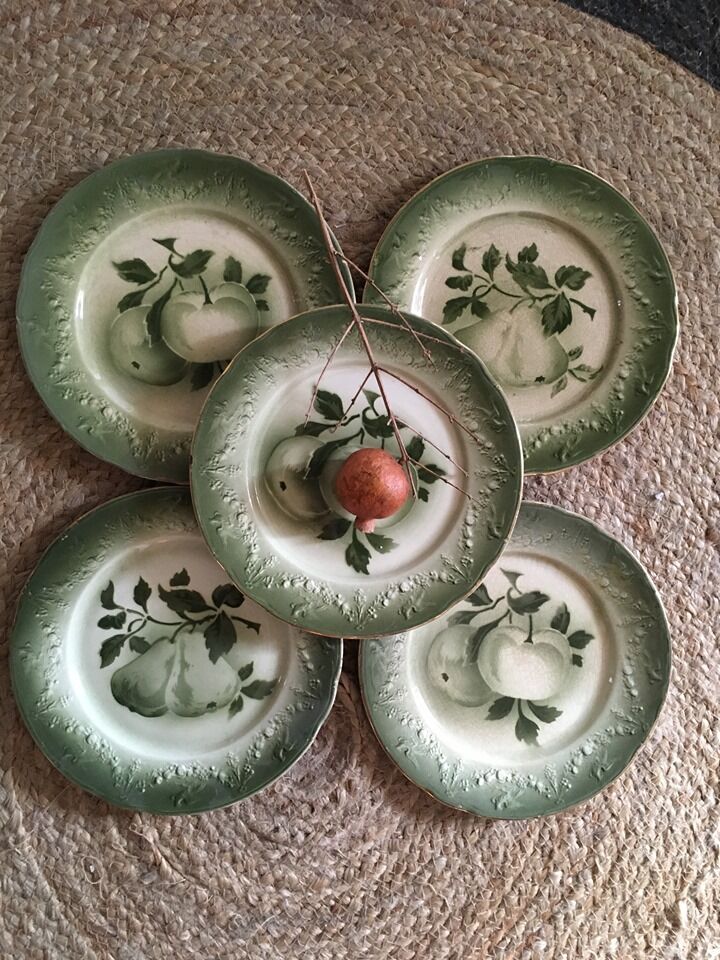 Assiettes à dessert Lunéville K& G vertes au décor de fruits.