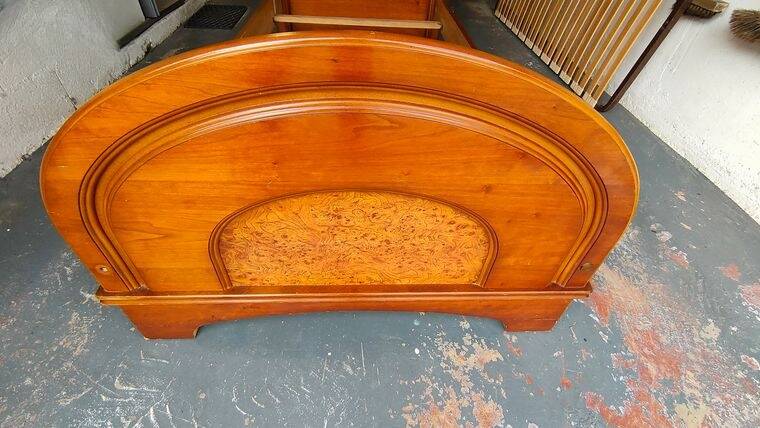 Single bed 90 x 190 with slatted base.