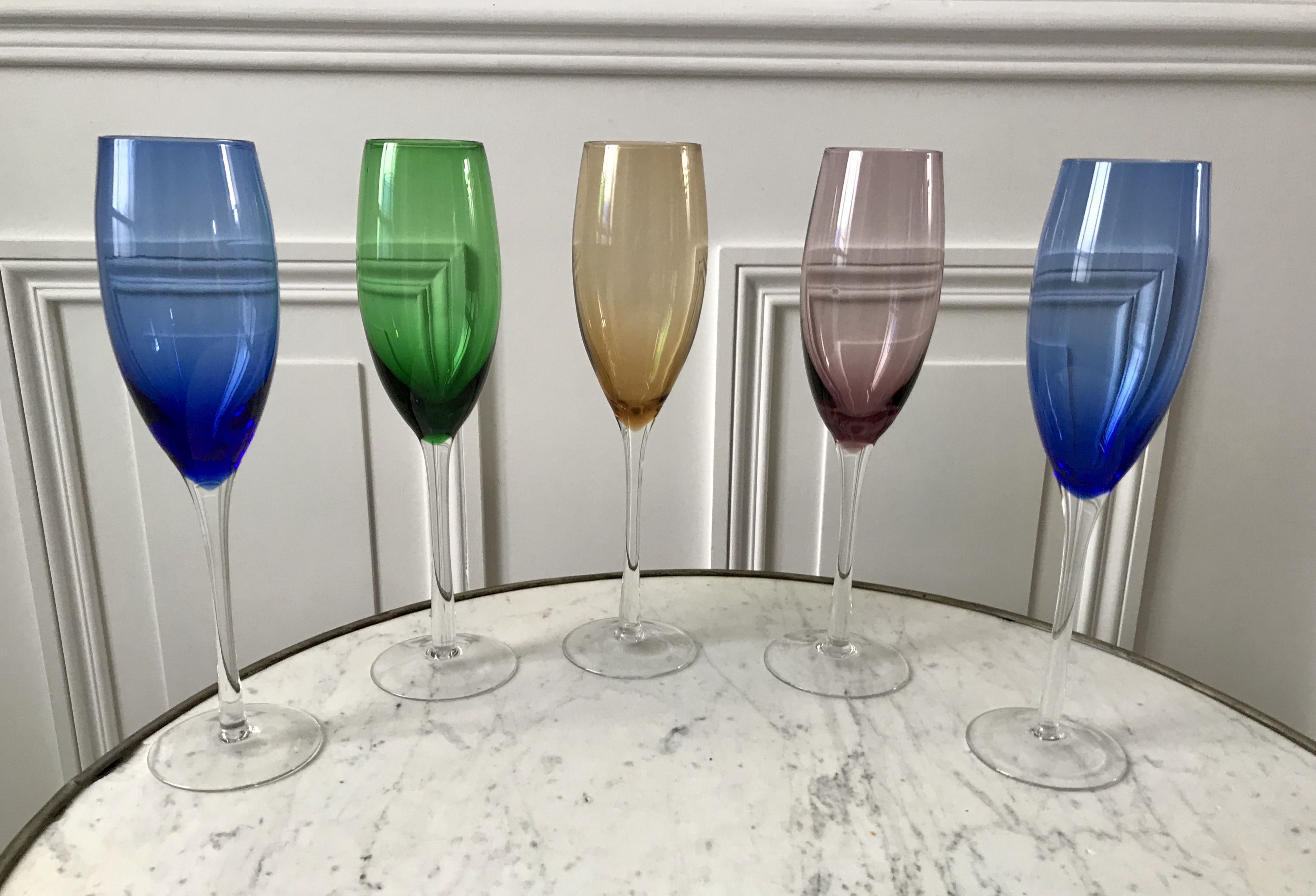 Set of 5 champagne flutes in colored glass 70s