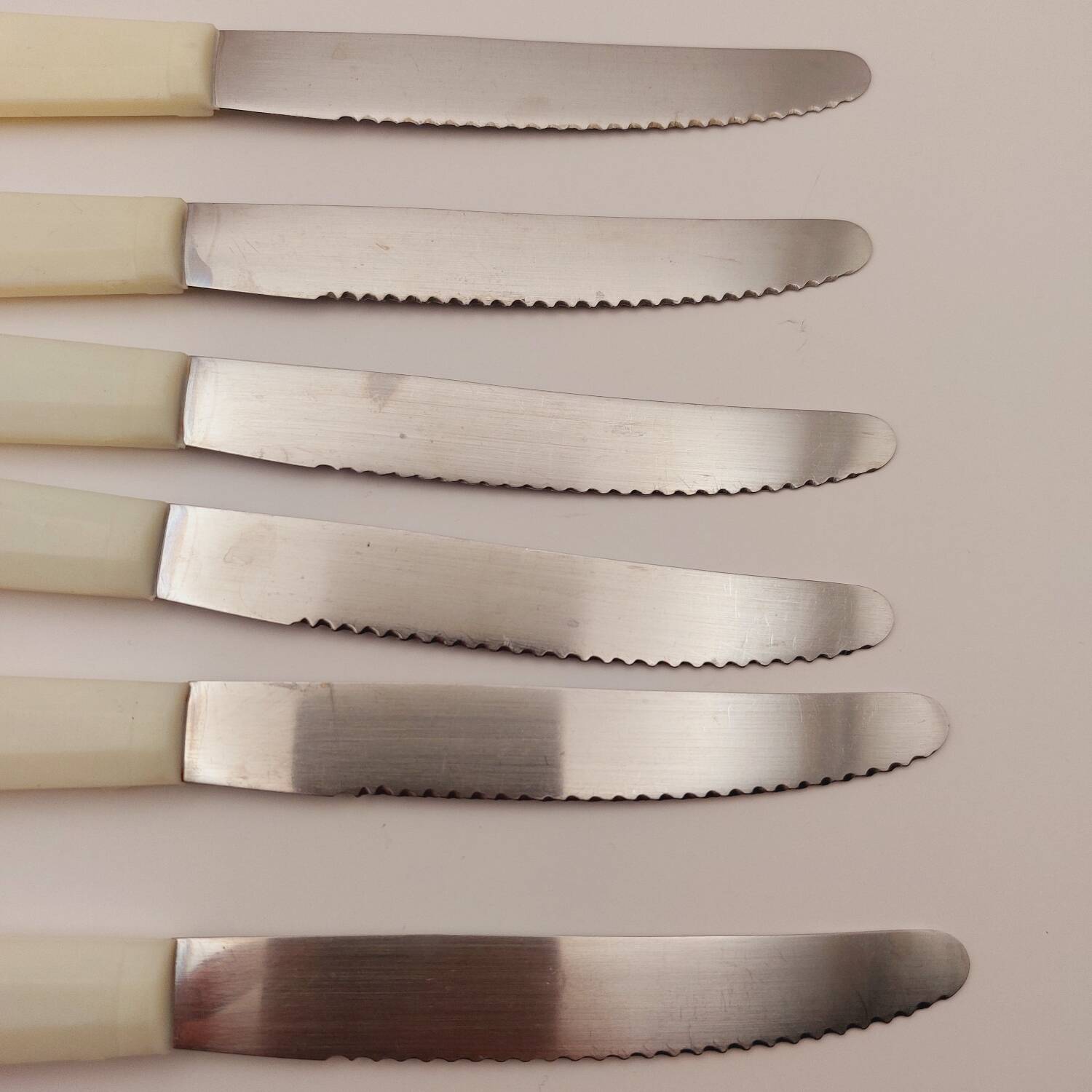 6 vintage bakelite knife