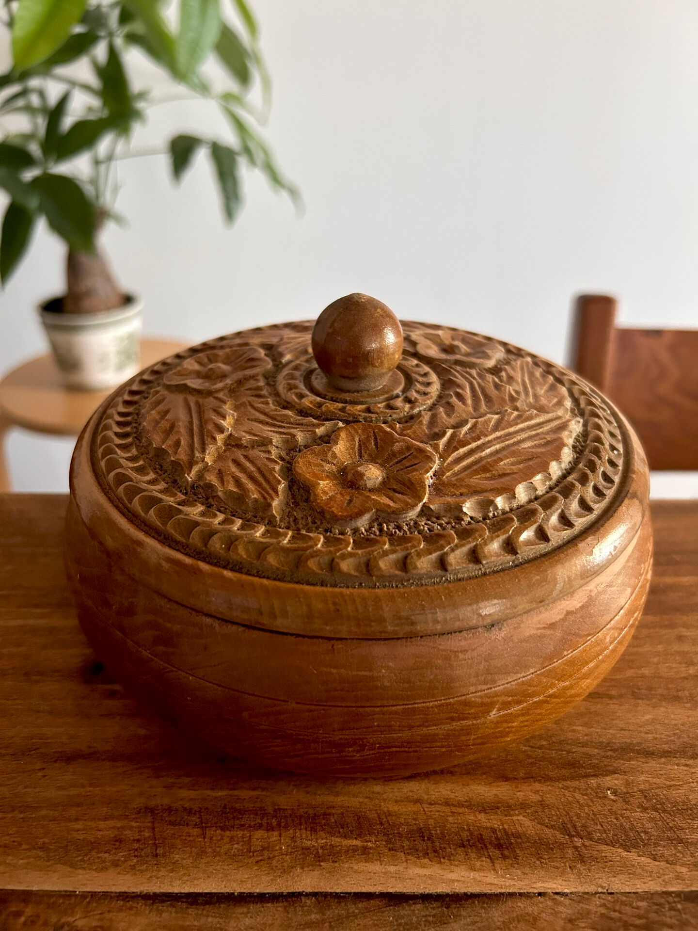 Boîte en bois sculpté à la main