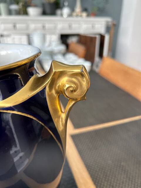 Vase en porcelaine noir et doré