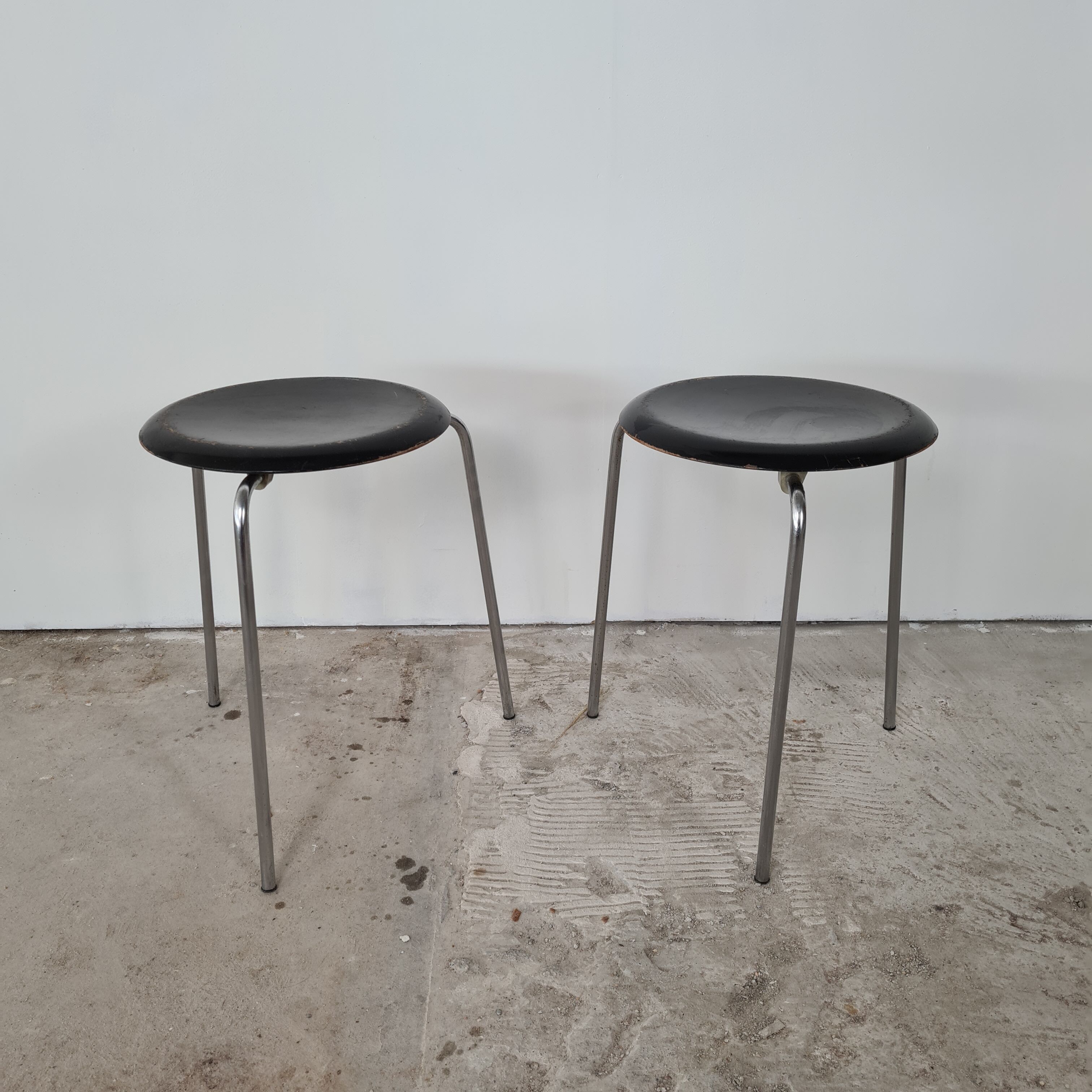 Set of two black "Dot" stools by Arne Jacobsen for Fritz Hansen
