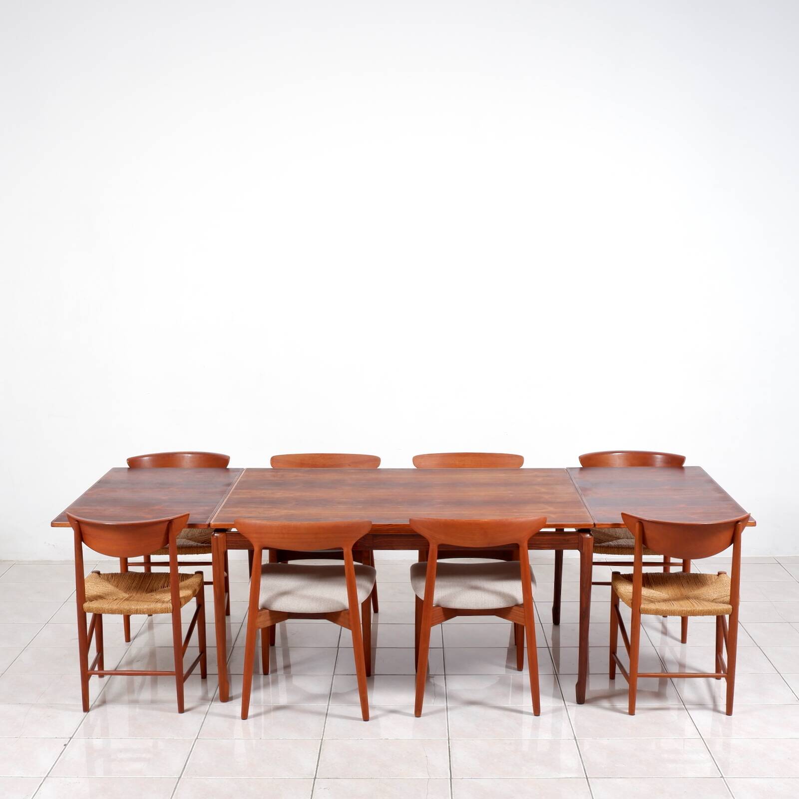 Grande table à manger extensible en palissandre brésilien par H. Sigh & Son