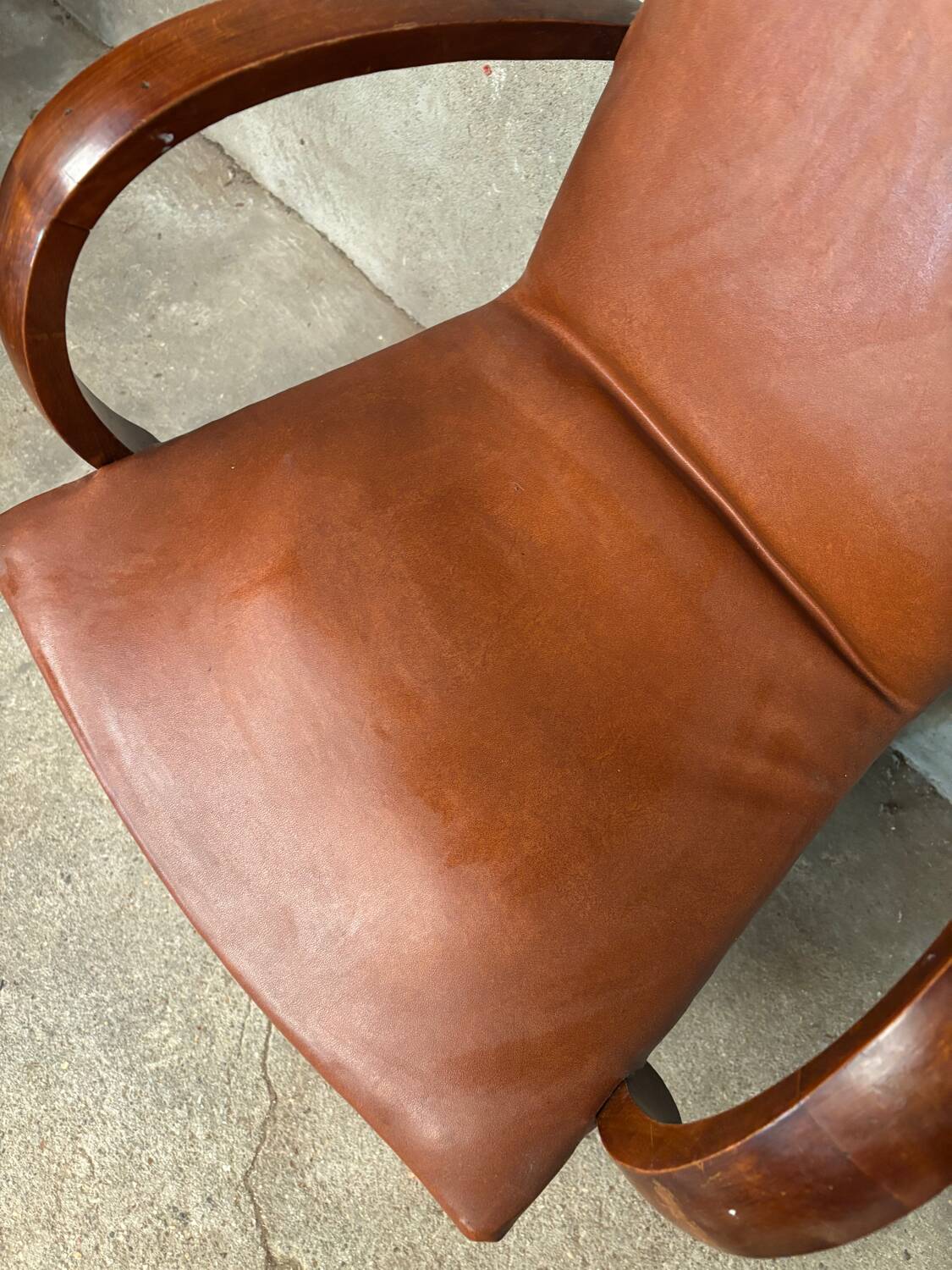 Brown leather effect Skaï bridge armchair