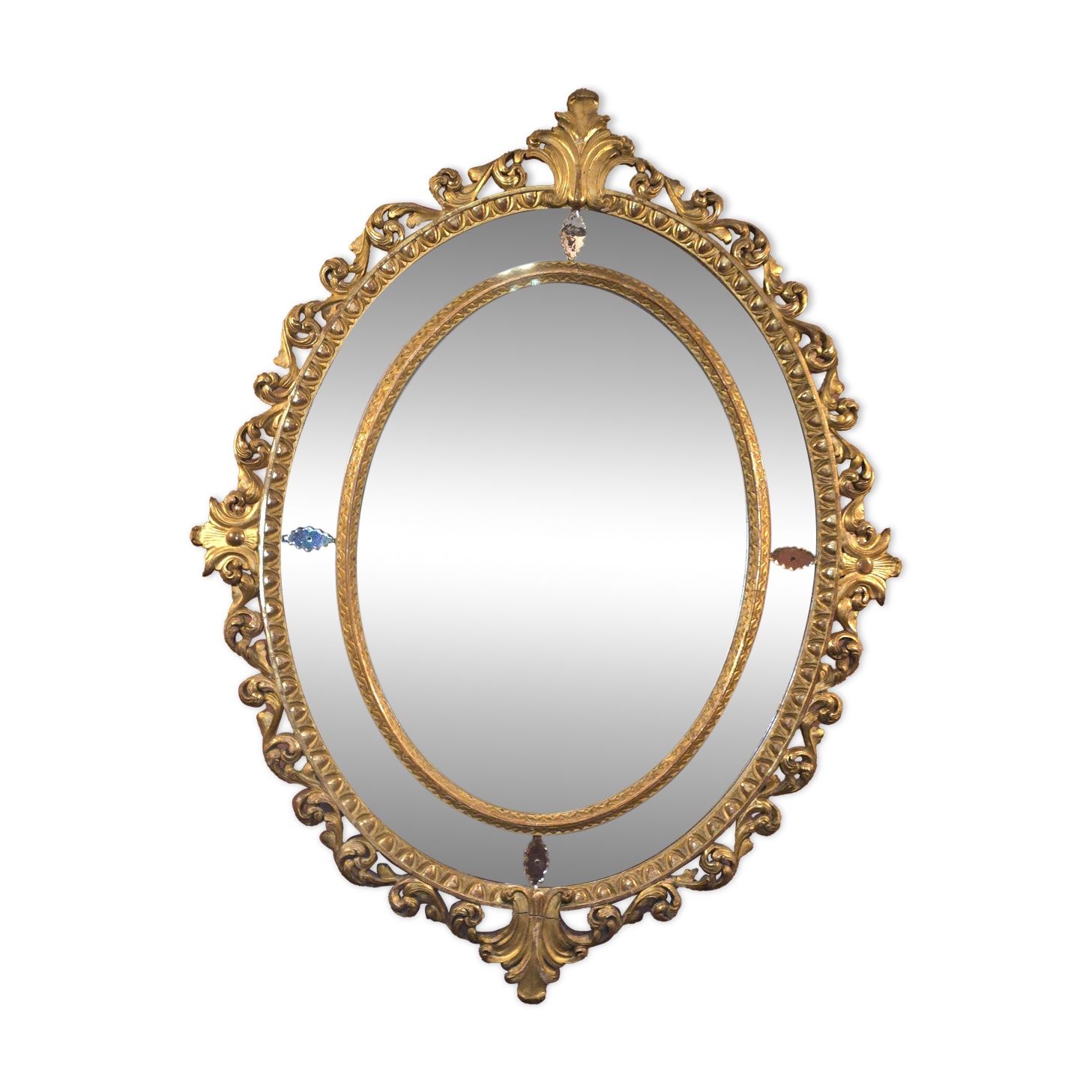 Oval mirror in gilded wood