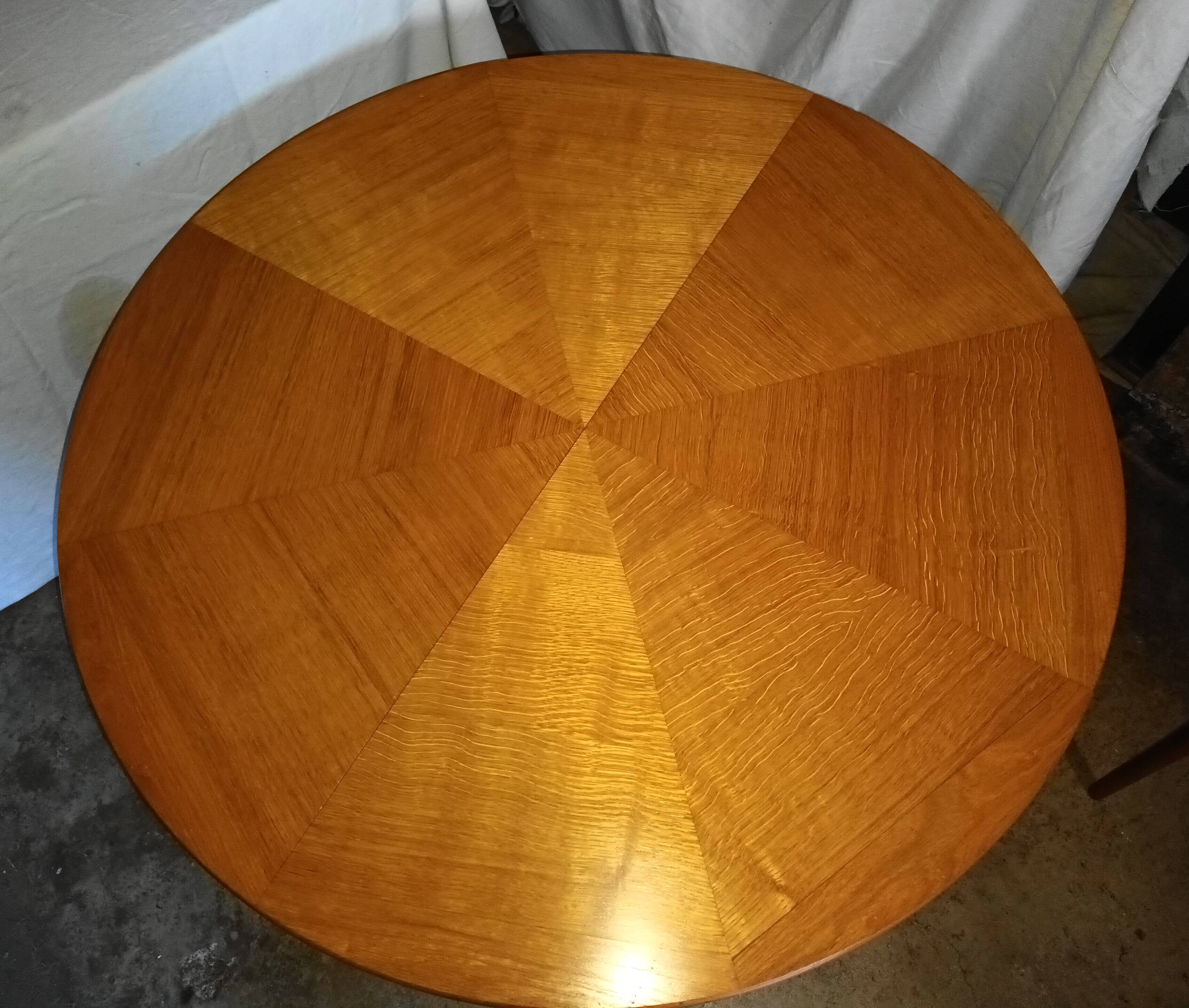 Table ronde a 2 allonges en chene clair des années 50