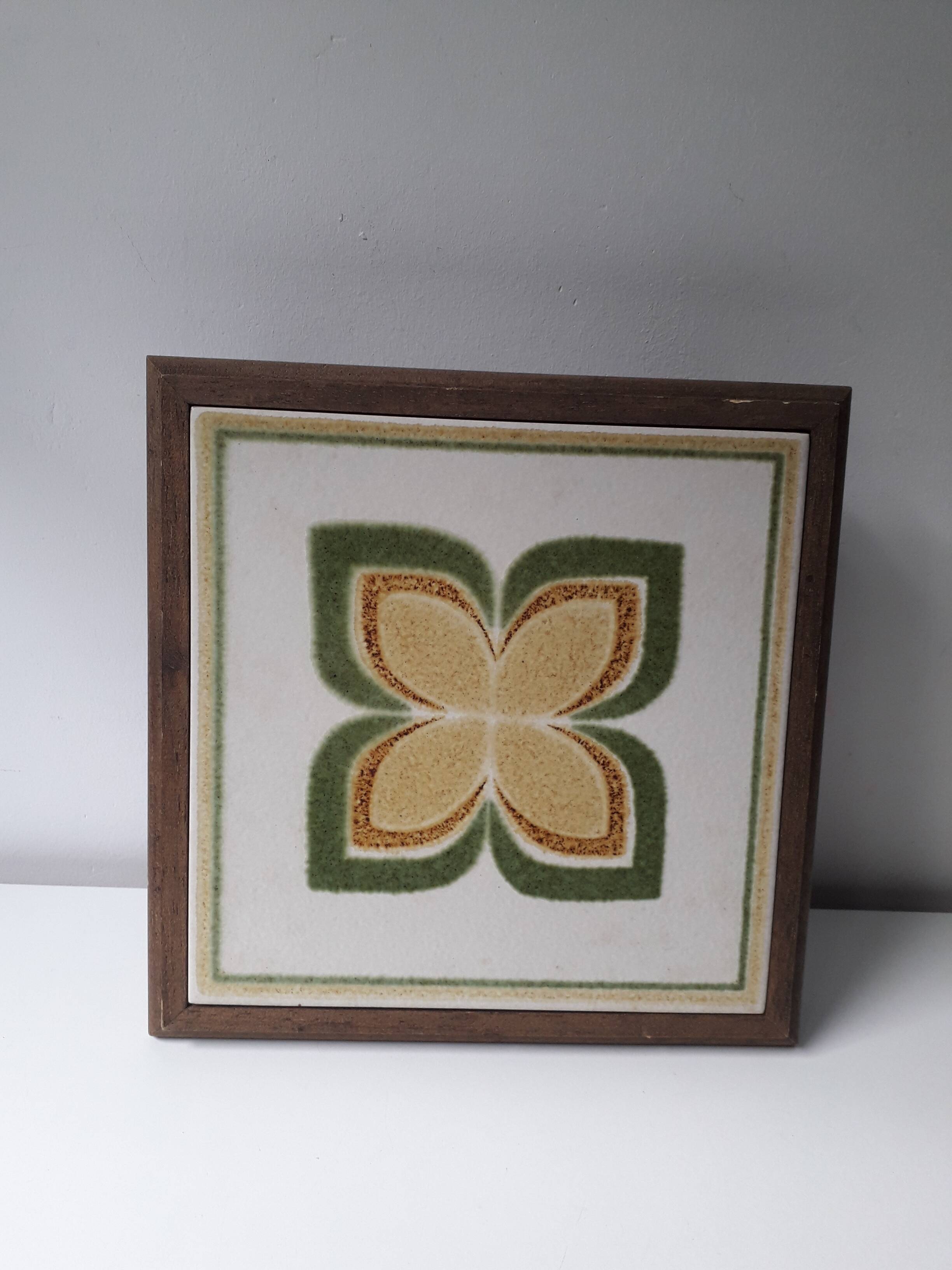 Vintage wooden and earthenware musical trivet (La vie en rose)