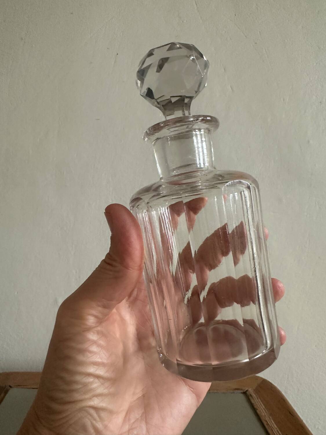 Glass bottle and its glass stopper